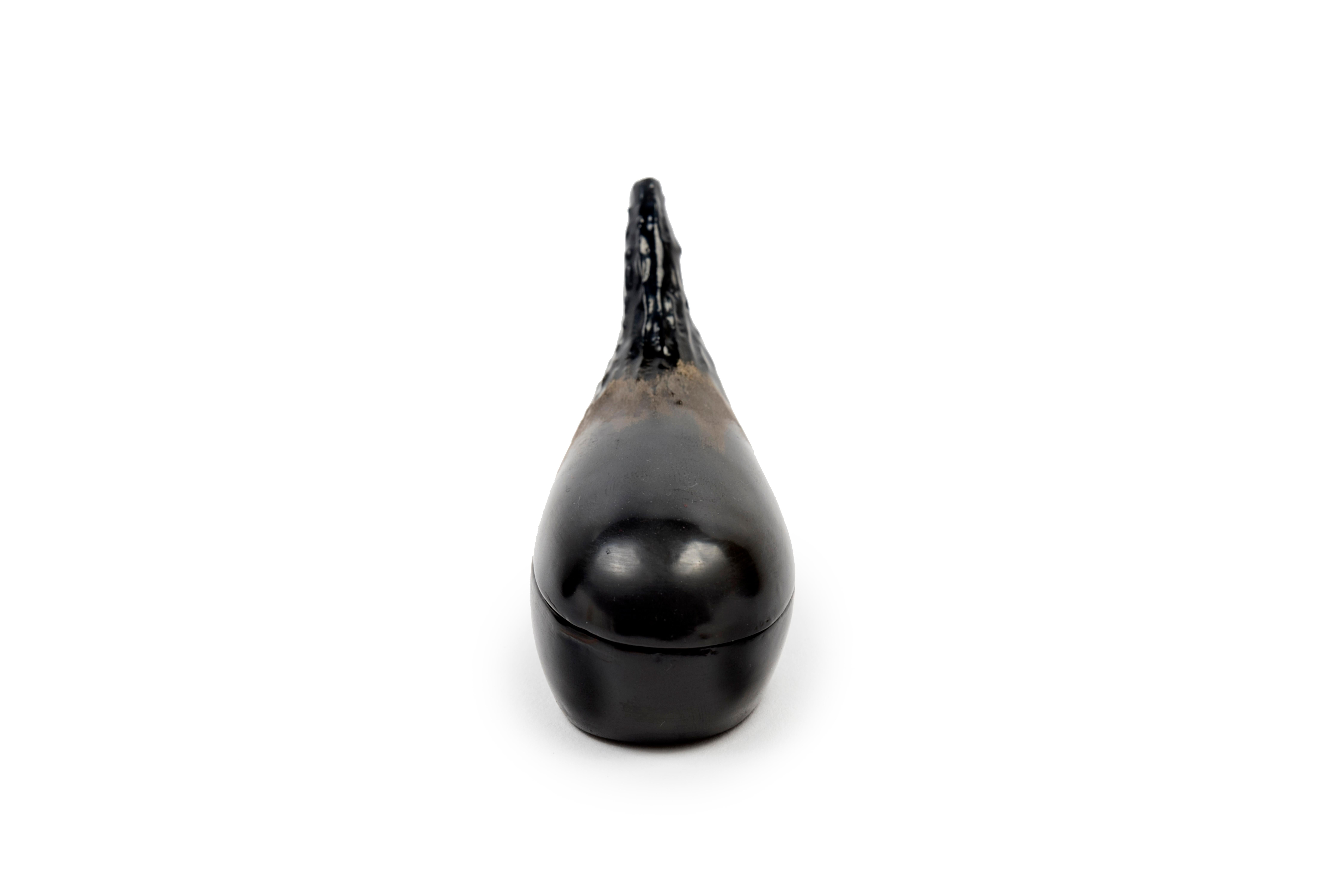 Japanisches Kogo- oder Insektenkasten in Form einer realistischen Aubergine (Showa) im Angebot