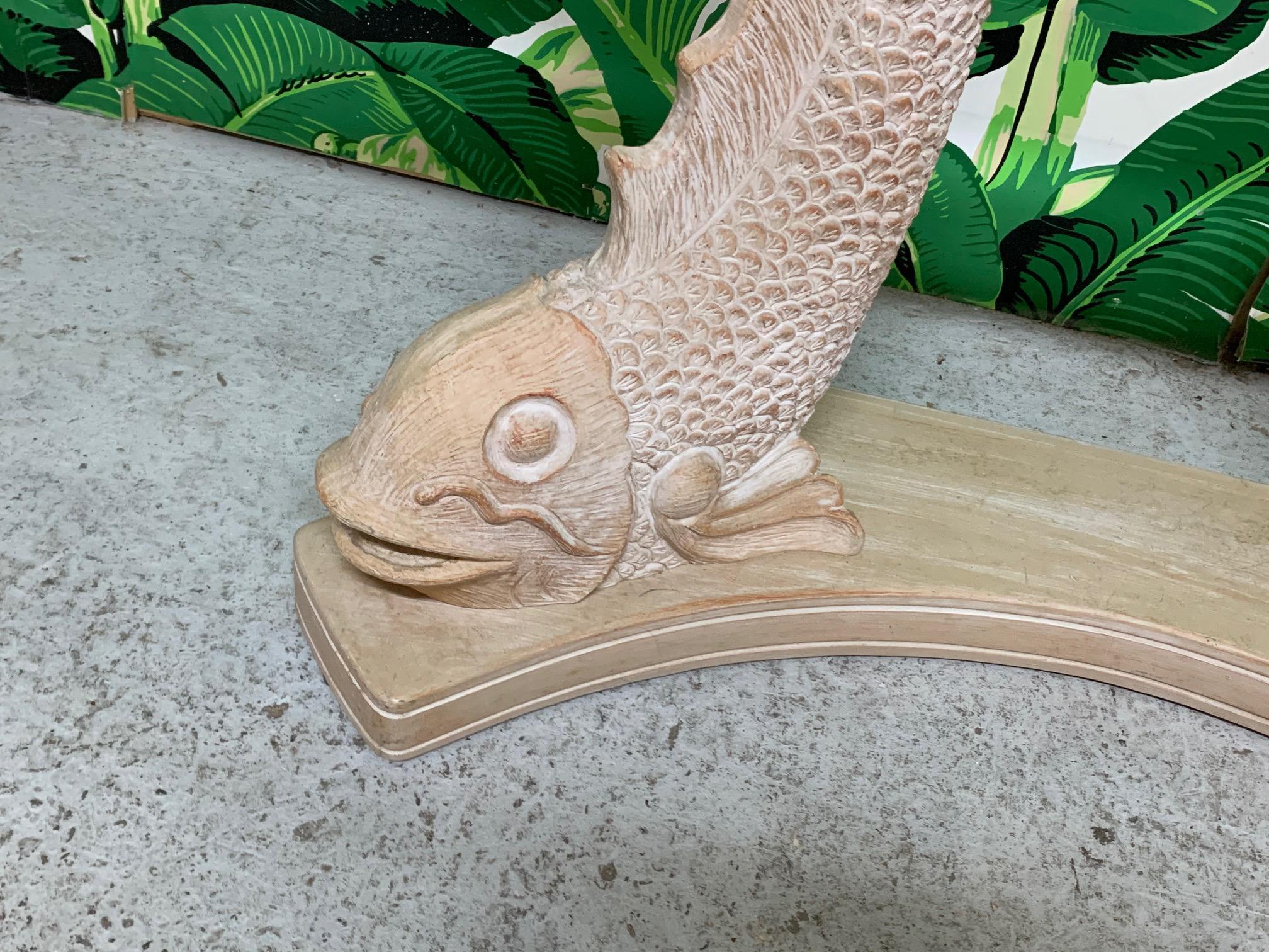 Skulpturaler japanischer Koi-Fisch-Konsolentisch im Zustand „Gut“ im Angebot in Jacksonville, FL