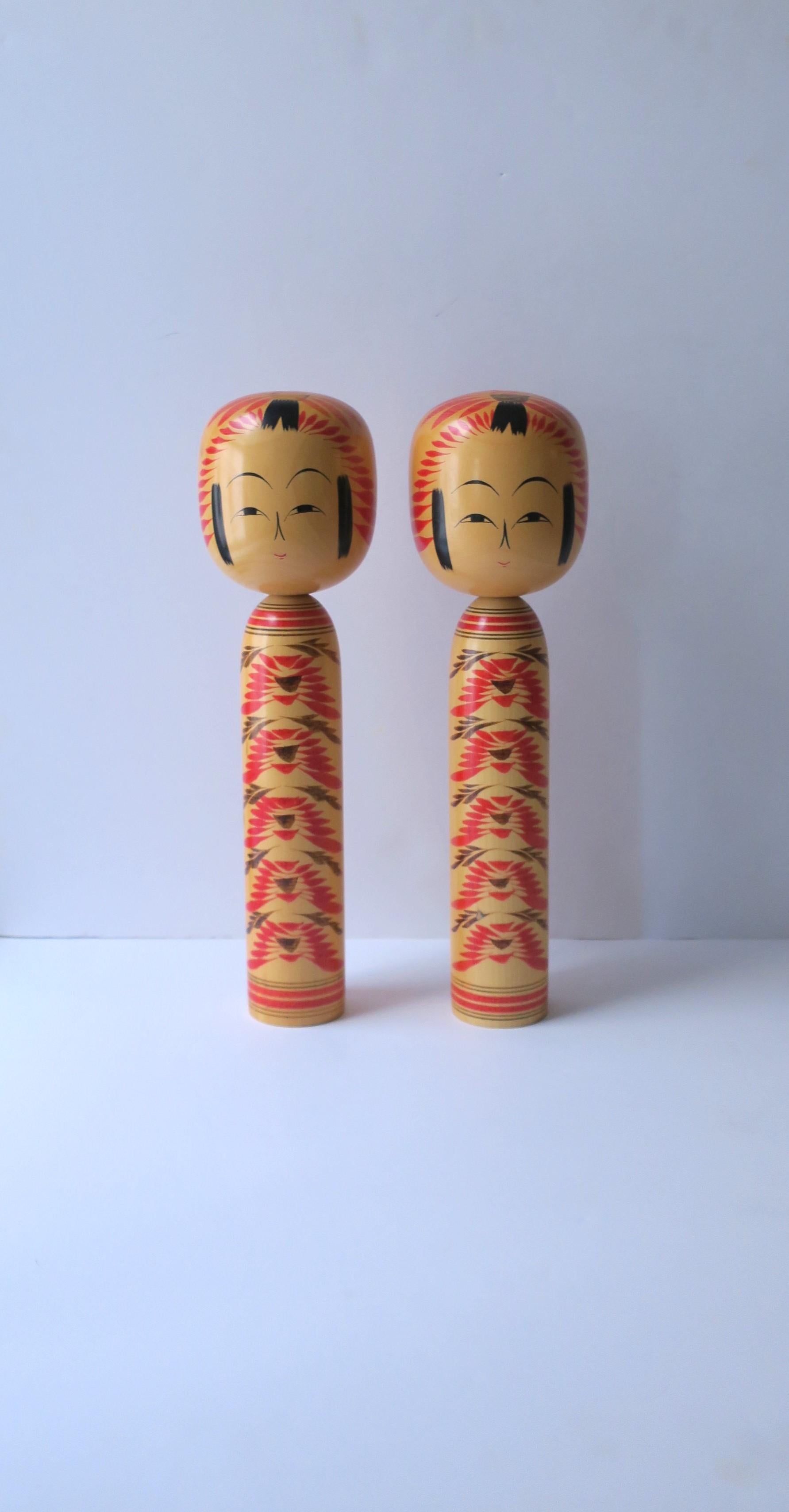 Japanische Kokeshi-Holzpuppen, signiert, Paar (Handbemalt) im Angebot