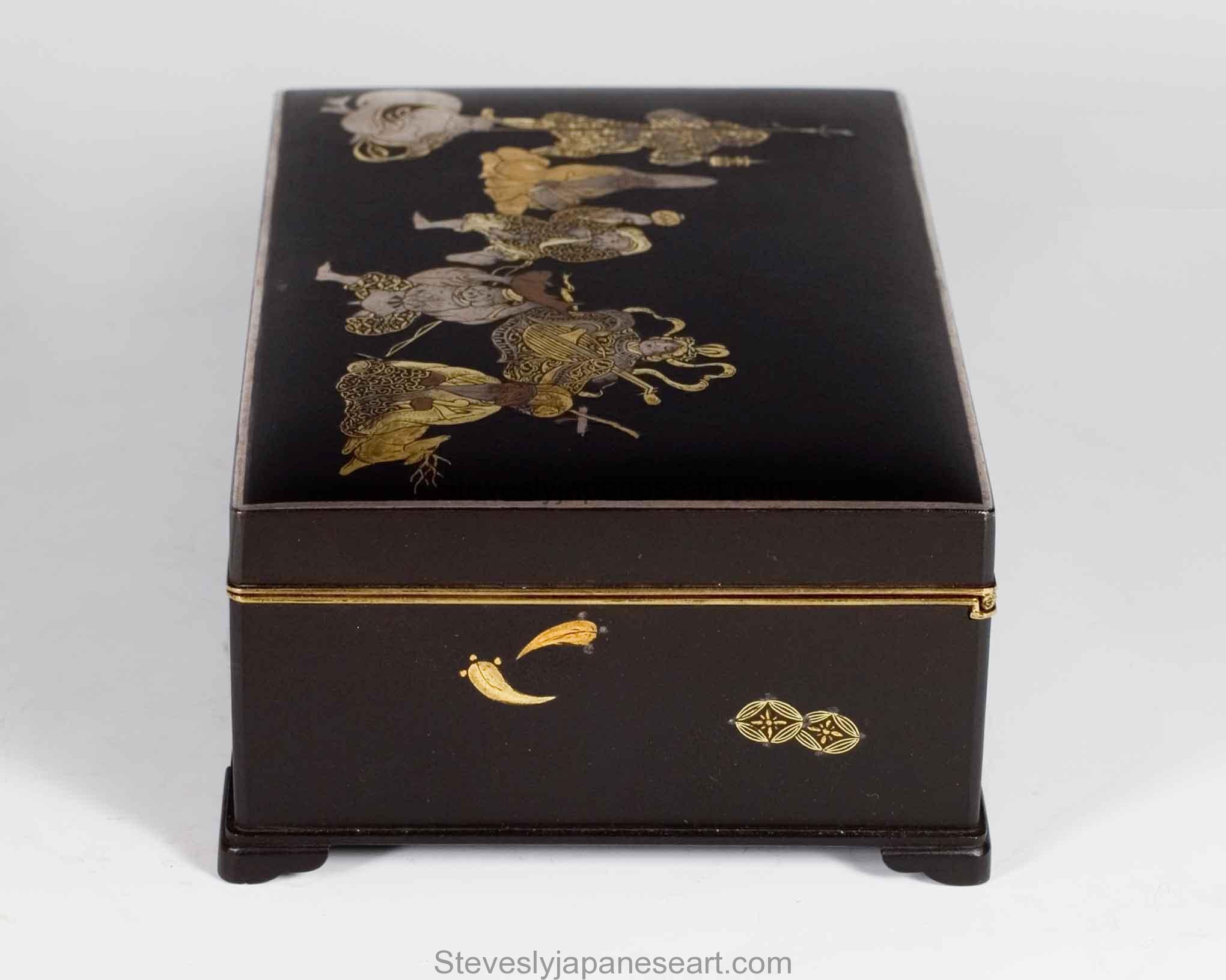 As part of our Japanese works of art collection we are delighted to offer this large heavy Japanese Meiji period (1868-1912) damascened iron box in the manner of Komai of Kyoto, on this occasion manufactured by one of the contemporary company’s of
