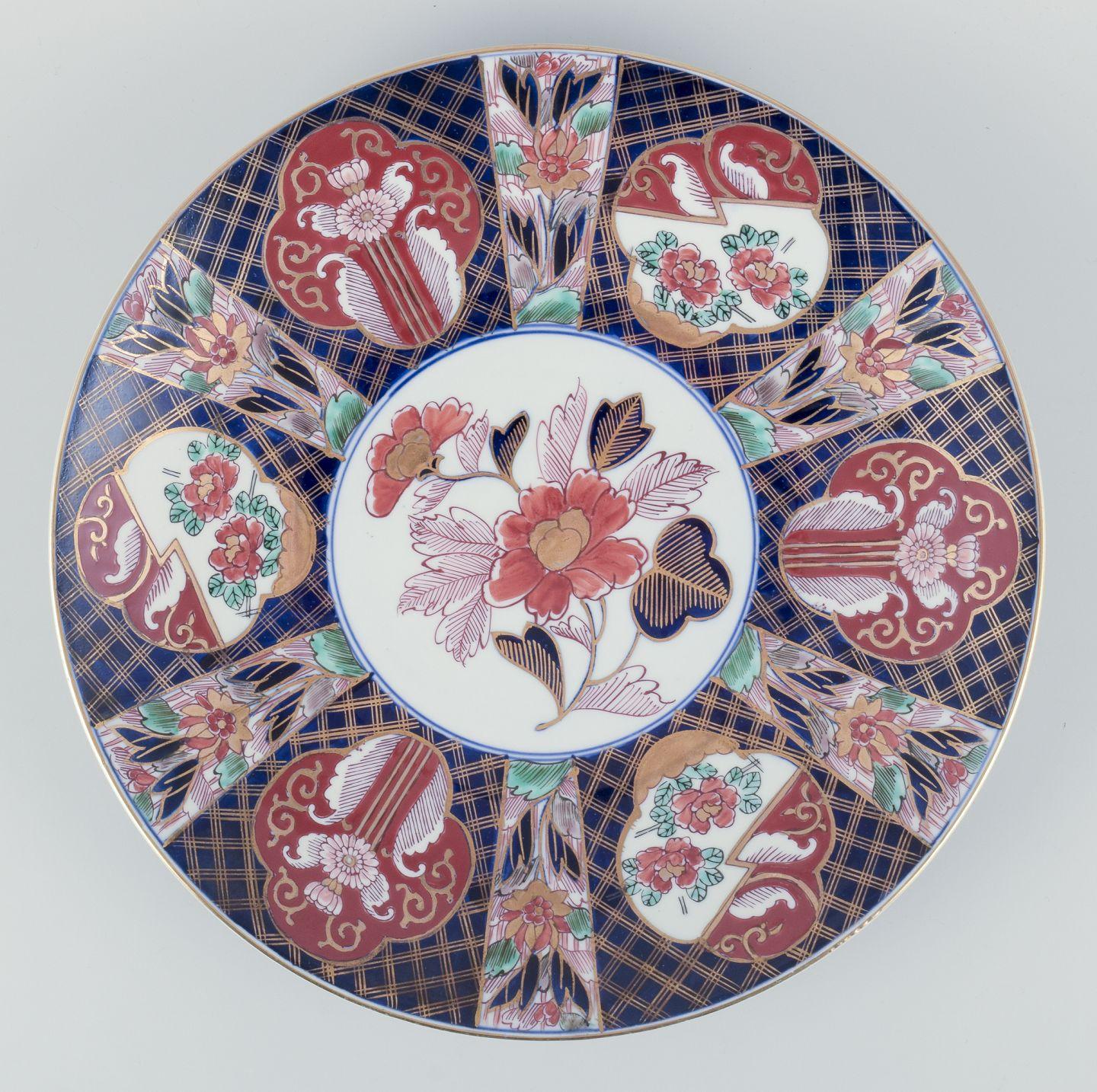 Los productos de segunda mano están exentos de derechos de importación para los clientes estadounidenses. 
Por lo tanto, no se aplicarán aranceles de importación a tu compra.

Plato japonés Kutami de porcelana.
Decorada a mano con motivos