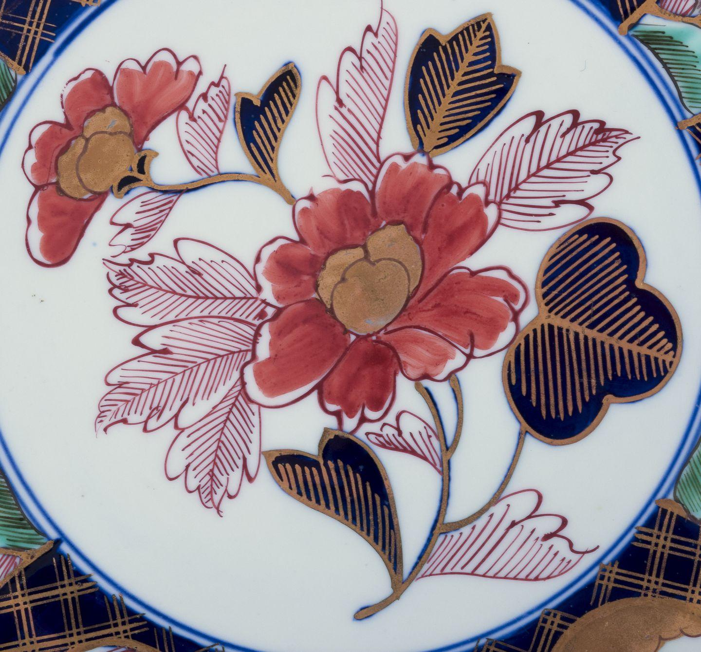 Plato japonés Kutami de porcelana. Decorada a mano con motivos florales. Japonés en venta