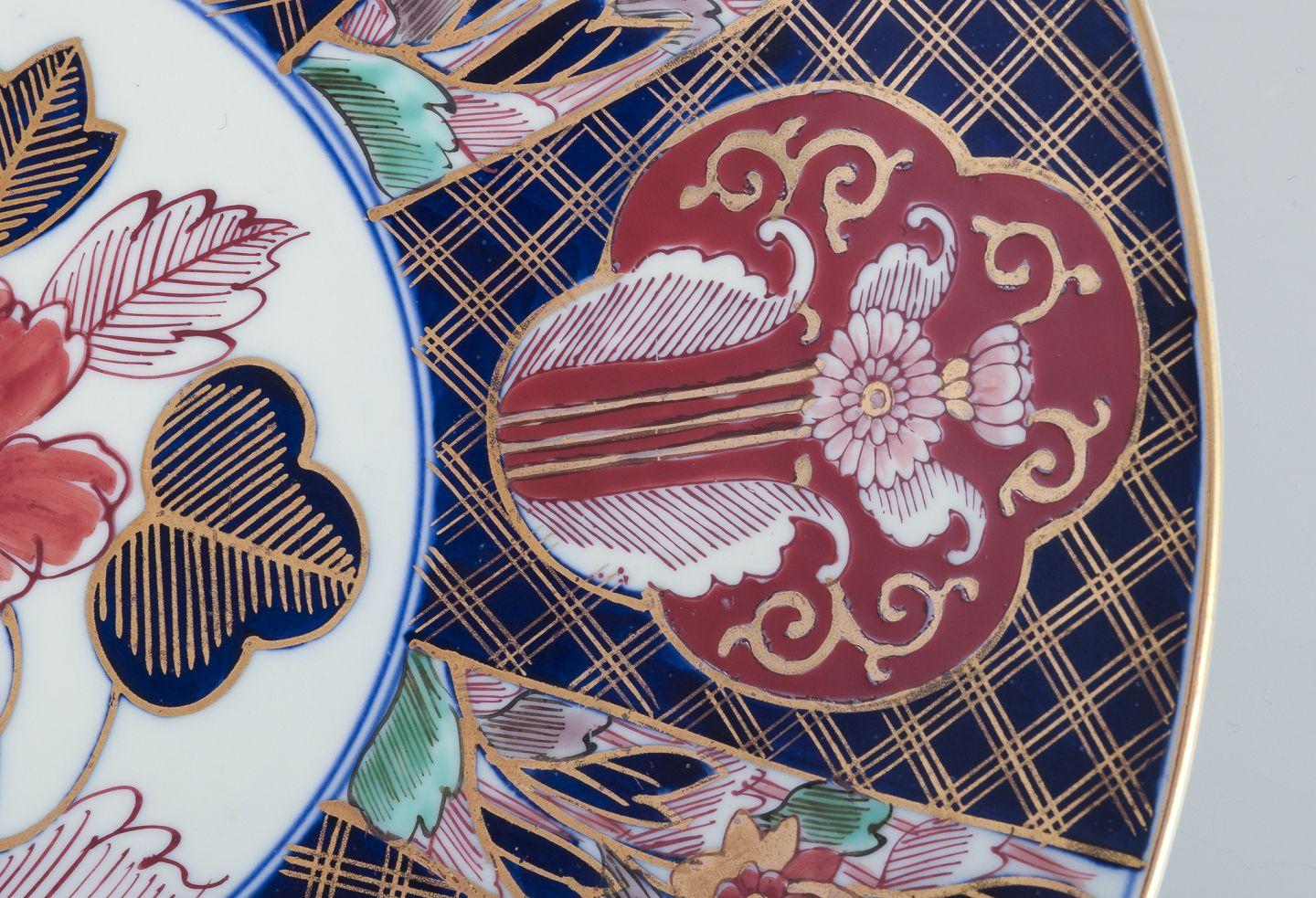 Plato japonés Kutami de porcelana. Decorada a mano con motivos florales. Pintado a mano en venta