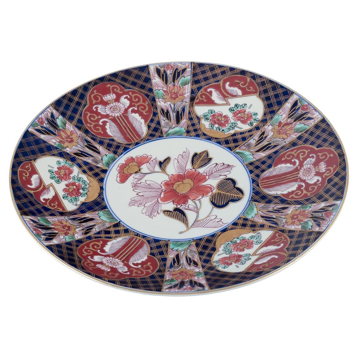 Japanese Kutami dish in porcelain. Hand-decorated with floral motifs.