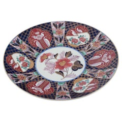 Plato japonés Kutami de porcelana. Decorada a mano con motivos florales.