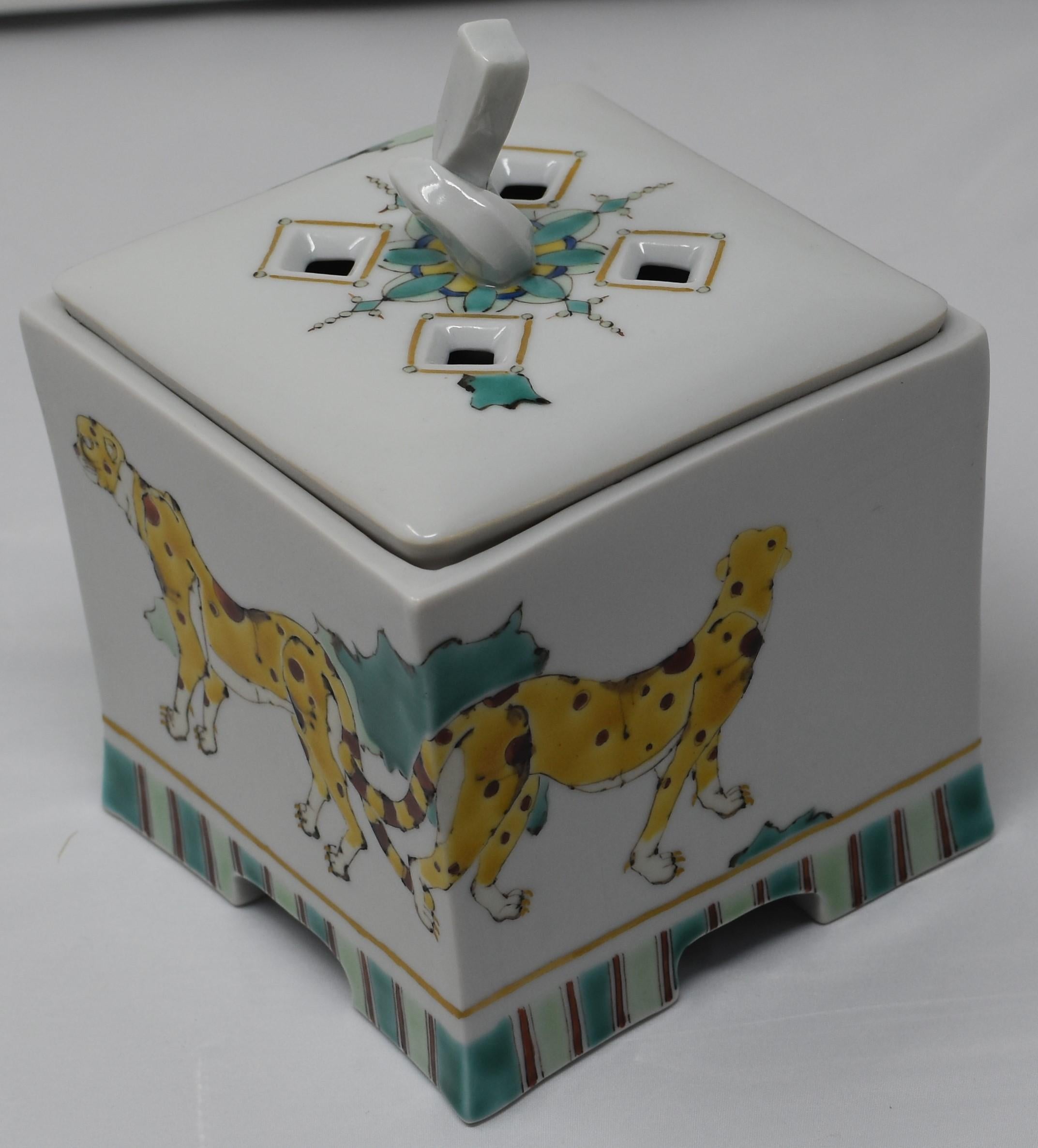 Japanese Kutani Hand Painted Lidded Porcelain Koro by Contemporary Master Artist In New Condition In Takarazuka, JP