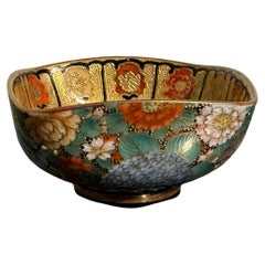 Coupe à saké carrée japonaise Kutani Millefleurs, période Taisho, vers 1920, Japon