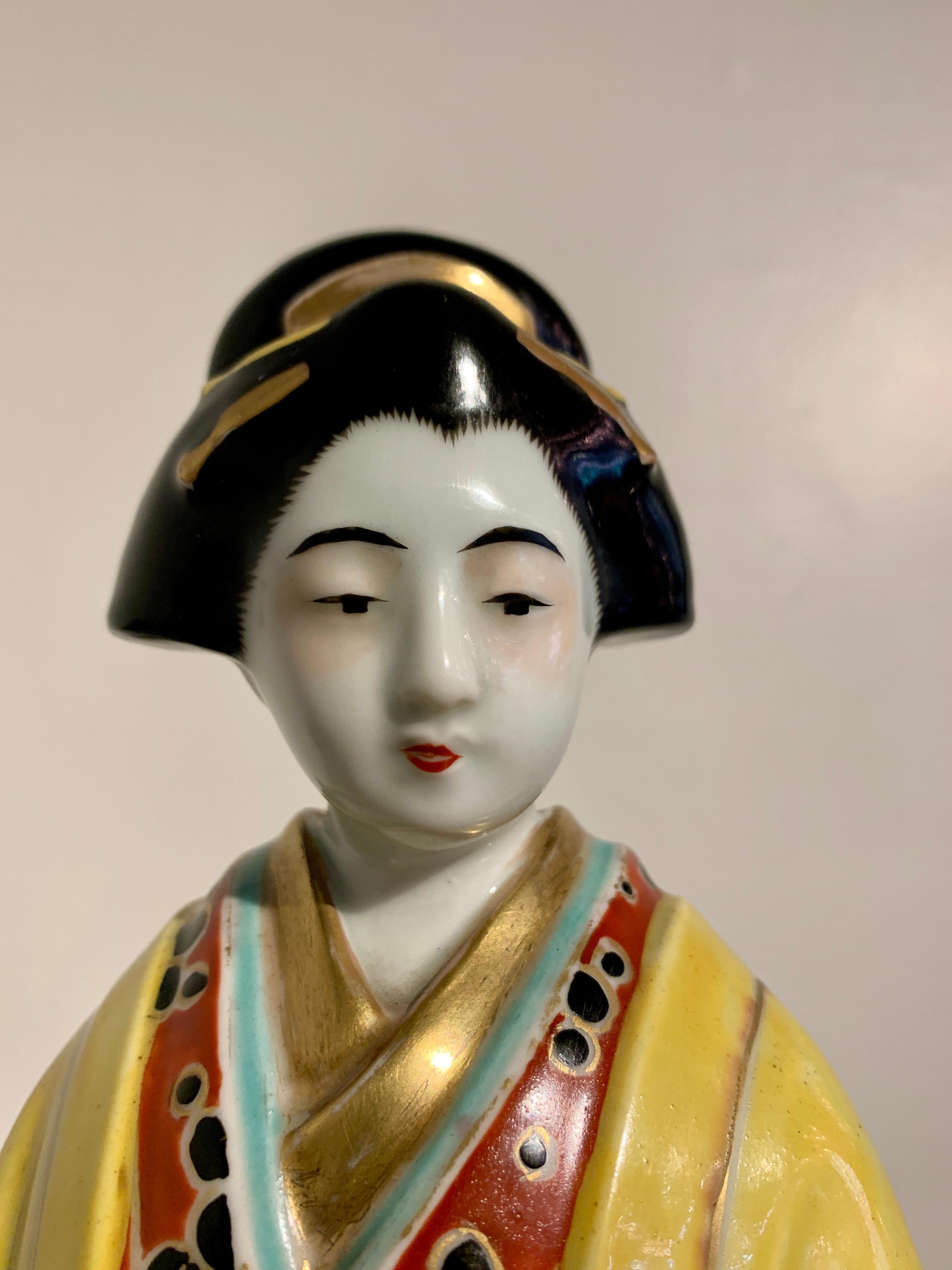 Japanese Kutani Porcelain Beauty, Bijin, or Geisha, Showa Era, 1930's, Japan In Good Condition For Sale In Austin, TX