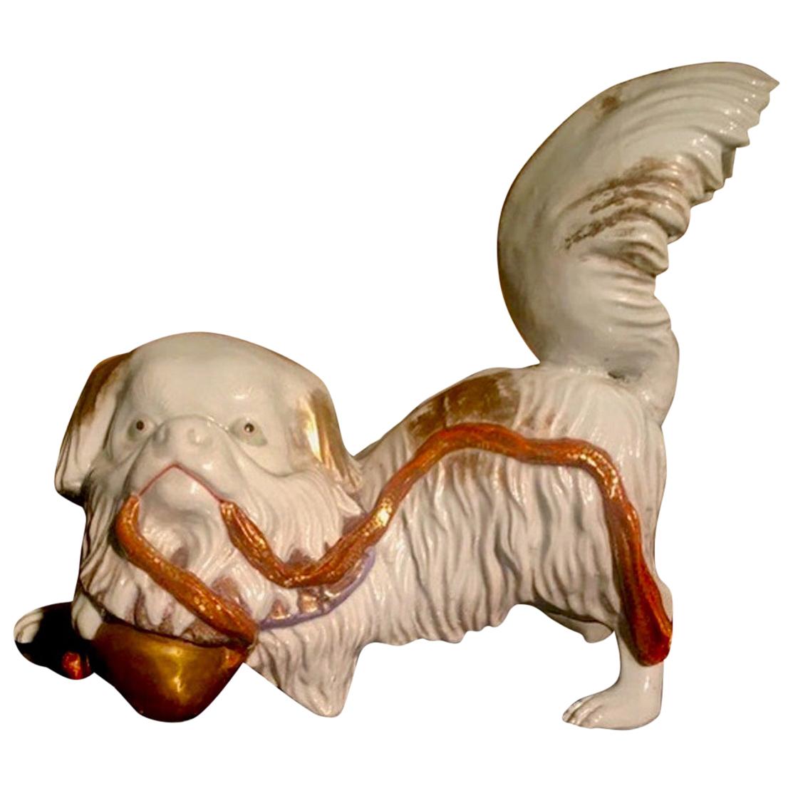 Porcelaine japonaise Kutani - Chien pékinois jouant avec la cloche du sanctuaire Shinto