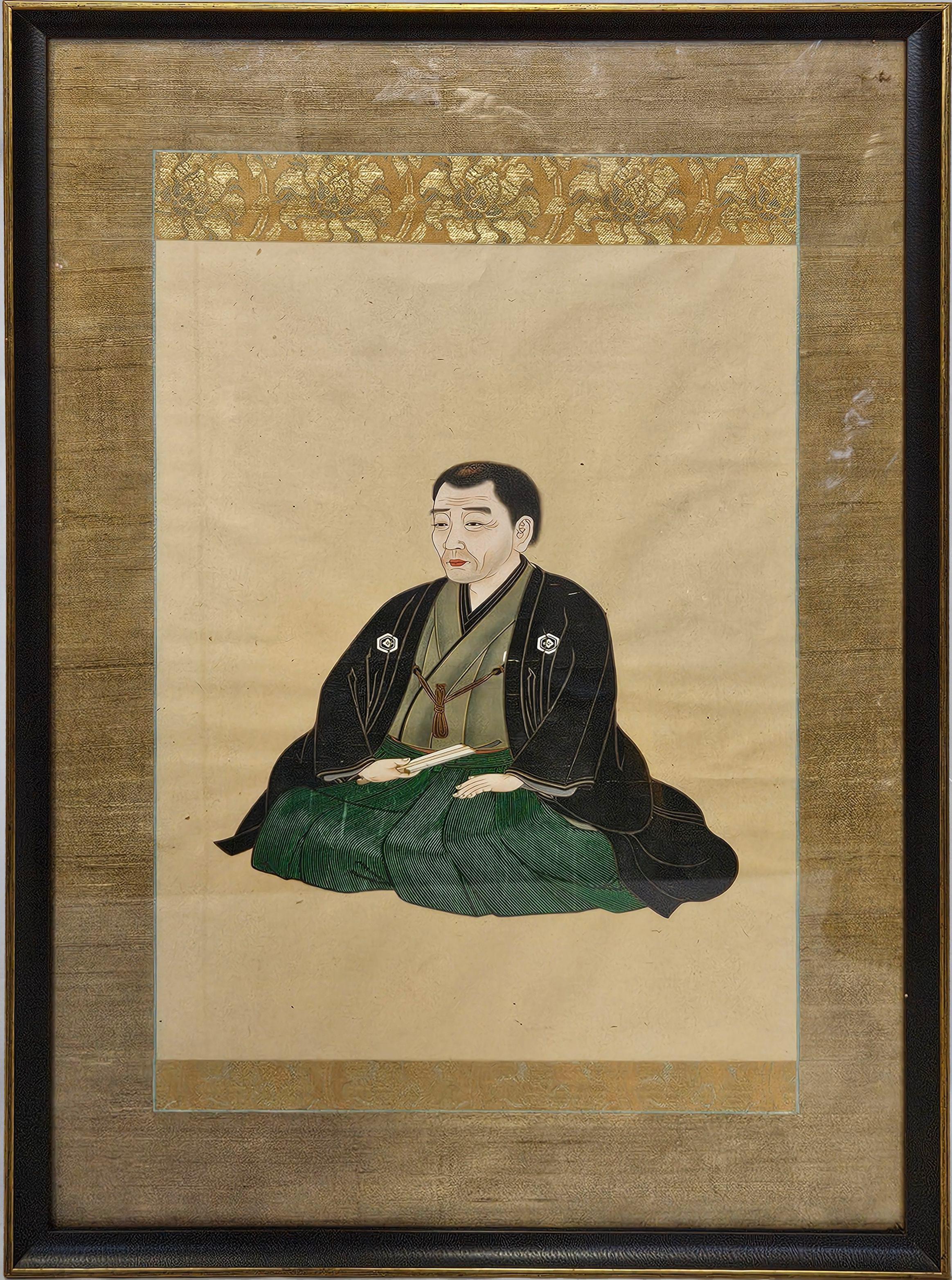 Figura y pintura japonesa kutani. Figura de porcelana de un monje o erudito arrodillado. Pintura que representa una figura arrodillada similar. 
Pintura:
Imagen 11,5