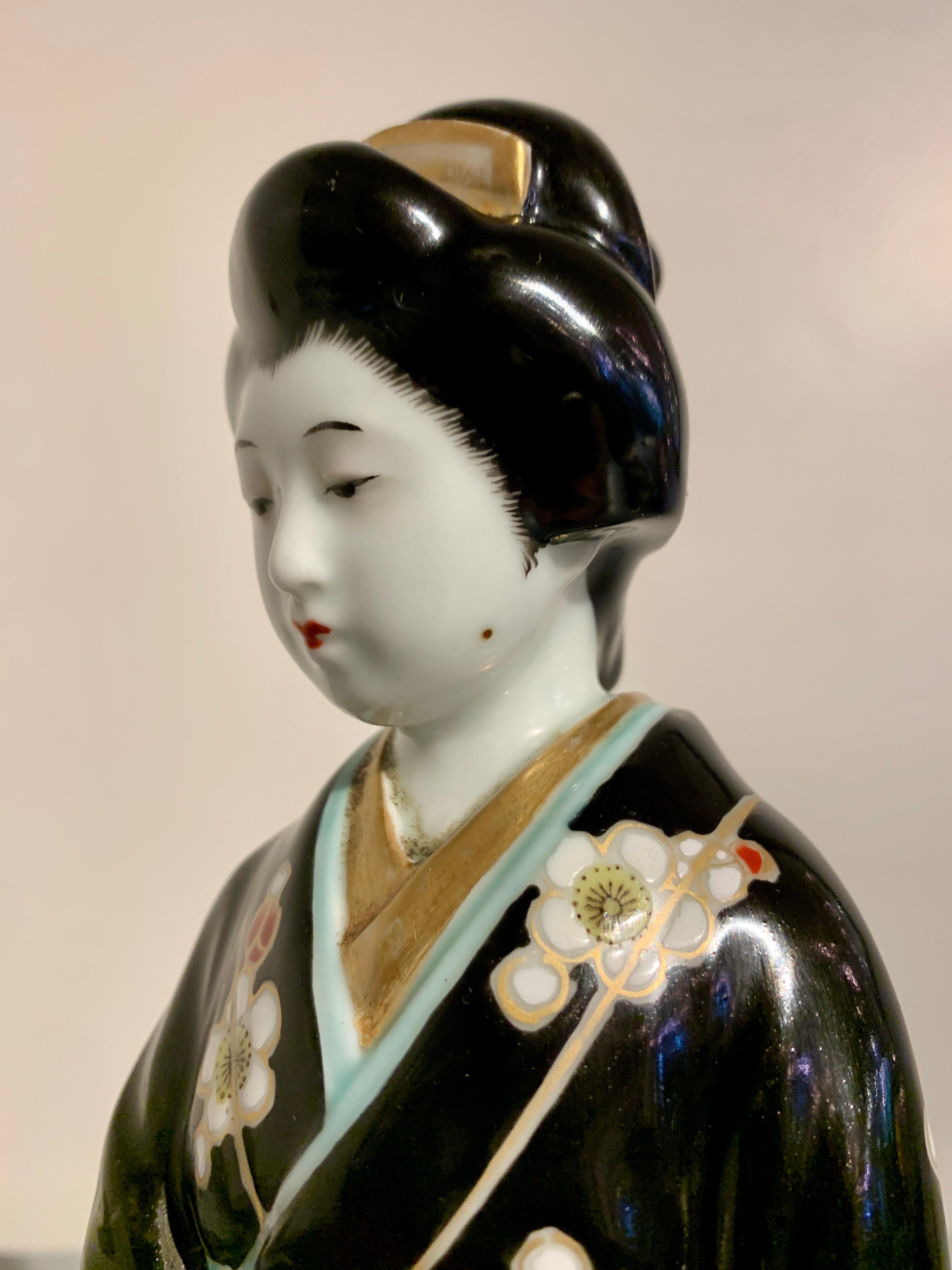 Figure d'un Bijin ou de Geisha en porcelaine japonaise Kutani, époque Showa, années 1930, Japon en vente 3