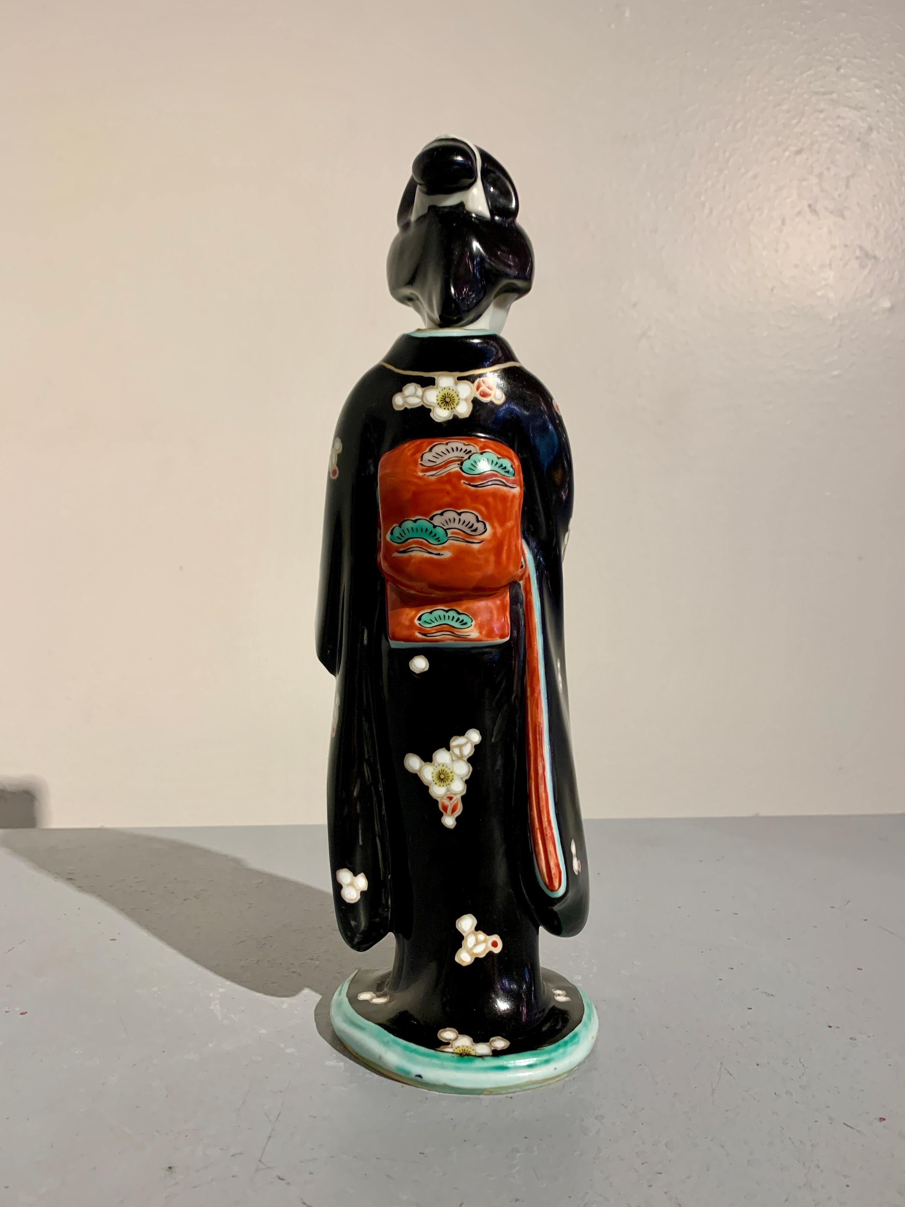 Japanische japanische Kutani-Porzellanfigur einer Bijin oder Geisha, Showa-Ära, 1930er Jahre, Japan im Zustand „Gut“ im Angebot in Austin, TX