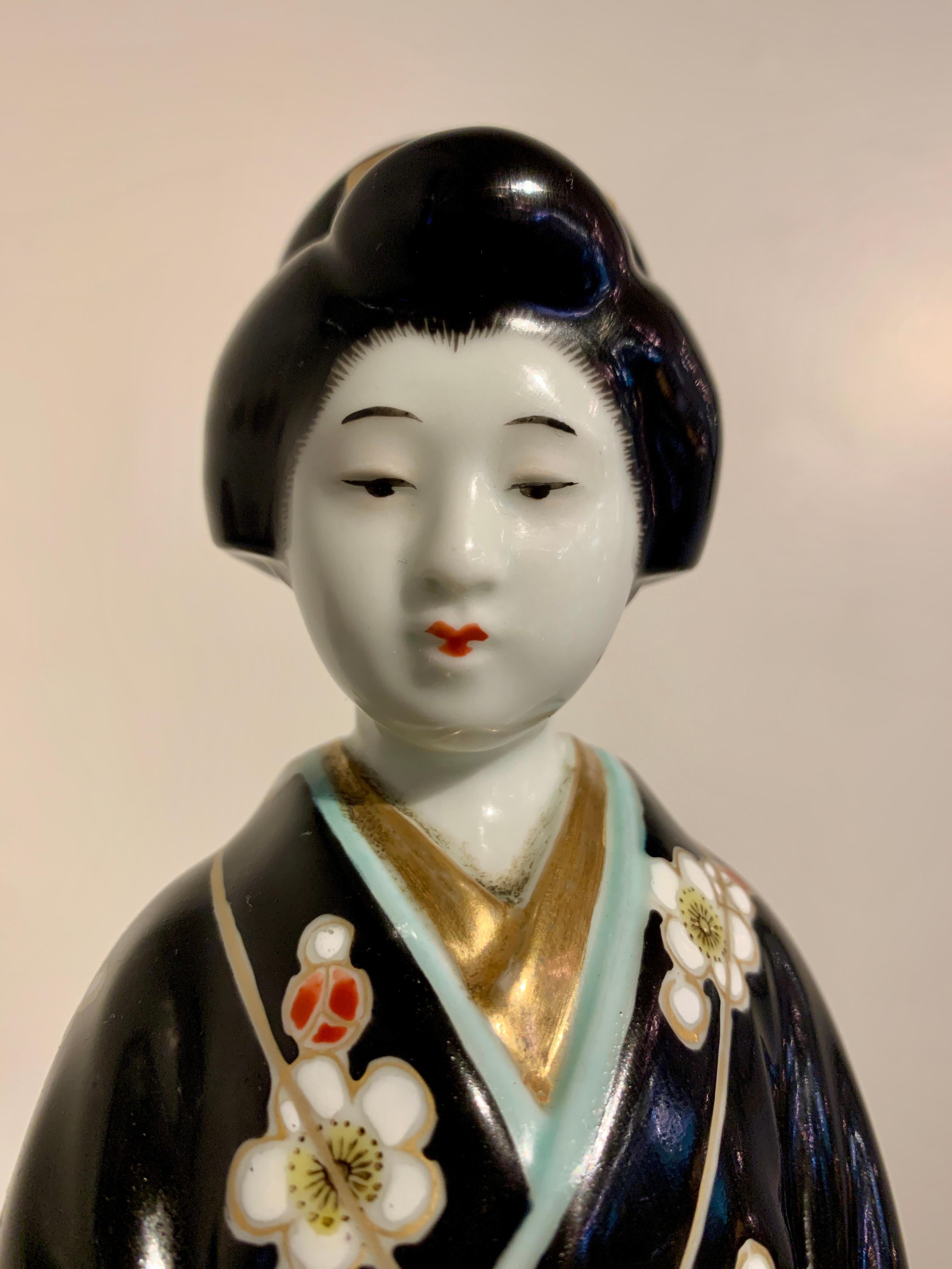 Figure d'un Bijin ou de Geisha en porcelaine japonaise Kutani, époque Showa, années 1930, Japon en vente 1