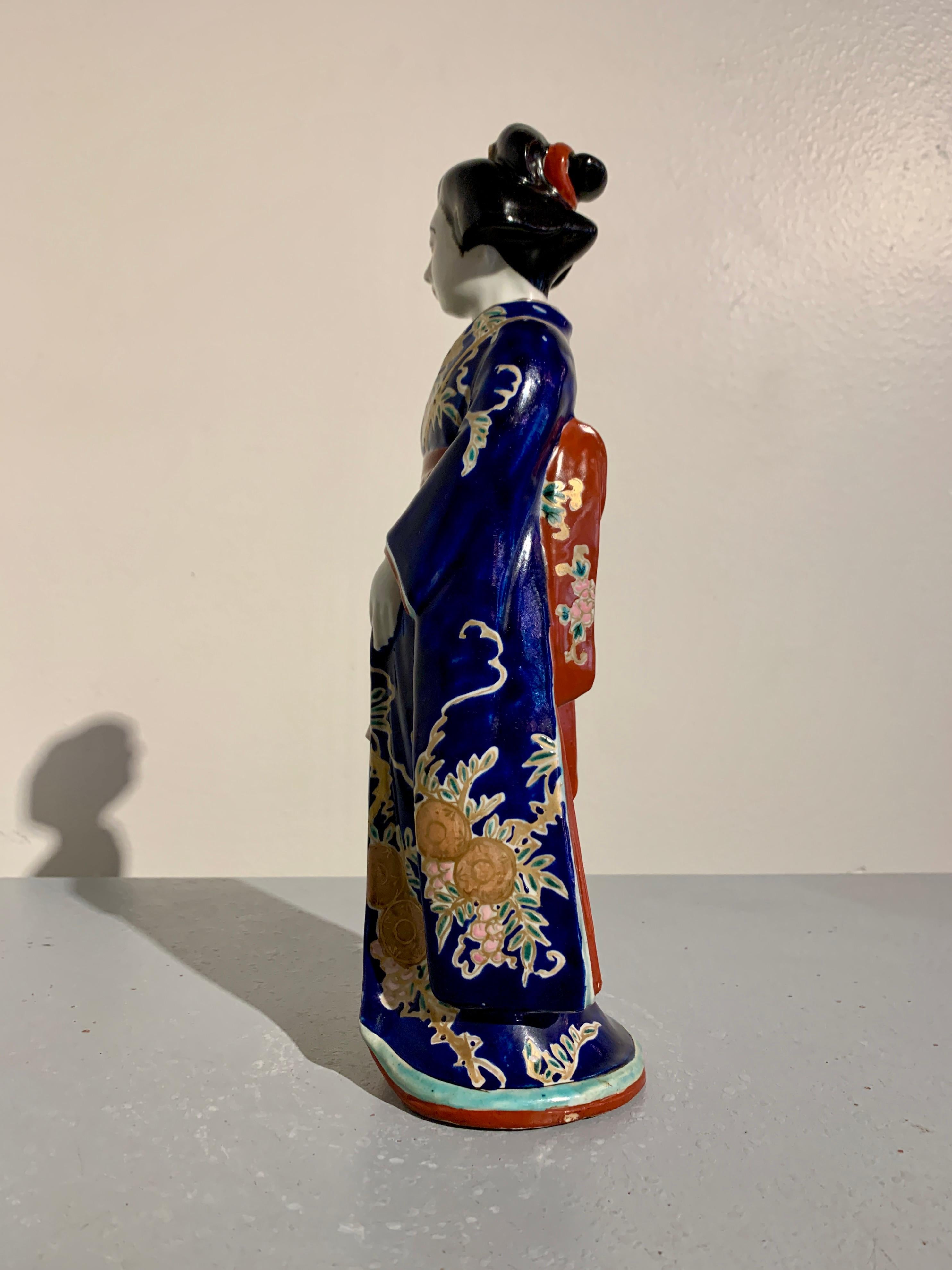 Figure d'un Geisha ou Bijin en porcelaine japonaise Kutani, époque Showa, années 1930, Japon en vente 3