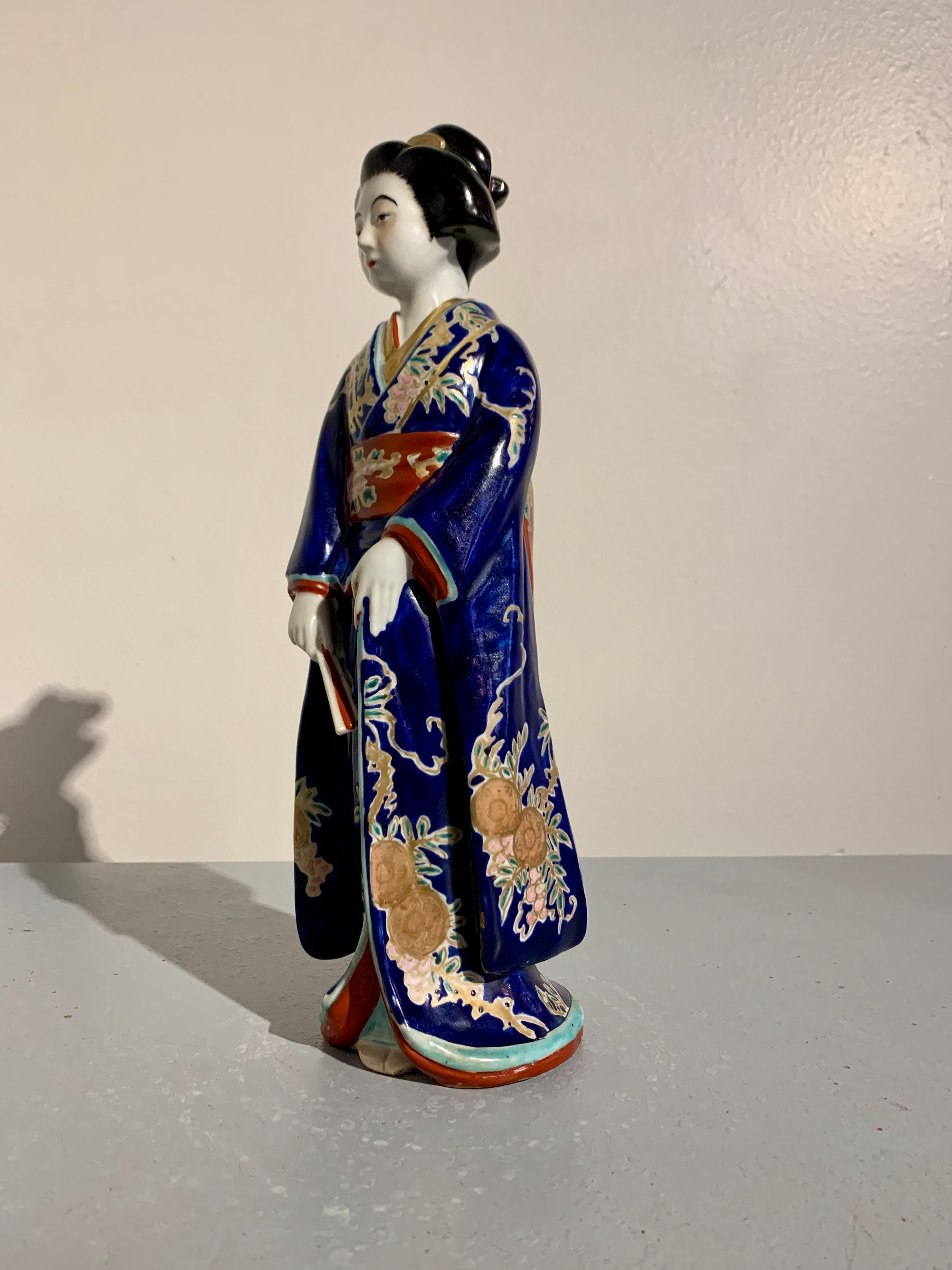 Figure d'un Geisha ou Bijin en porcelaine japonaise Kutani, époque Showa, années 1930, Japon en vente 4