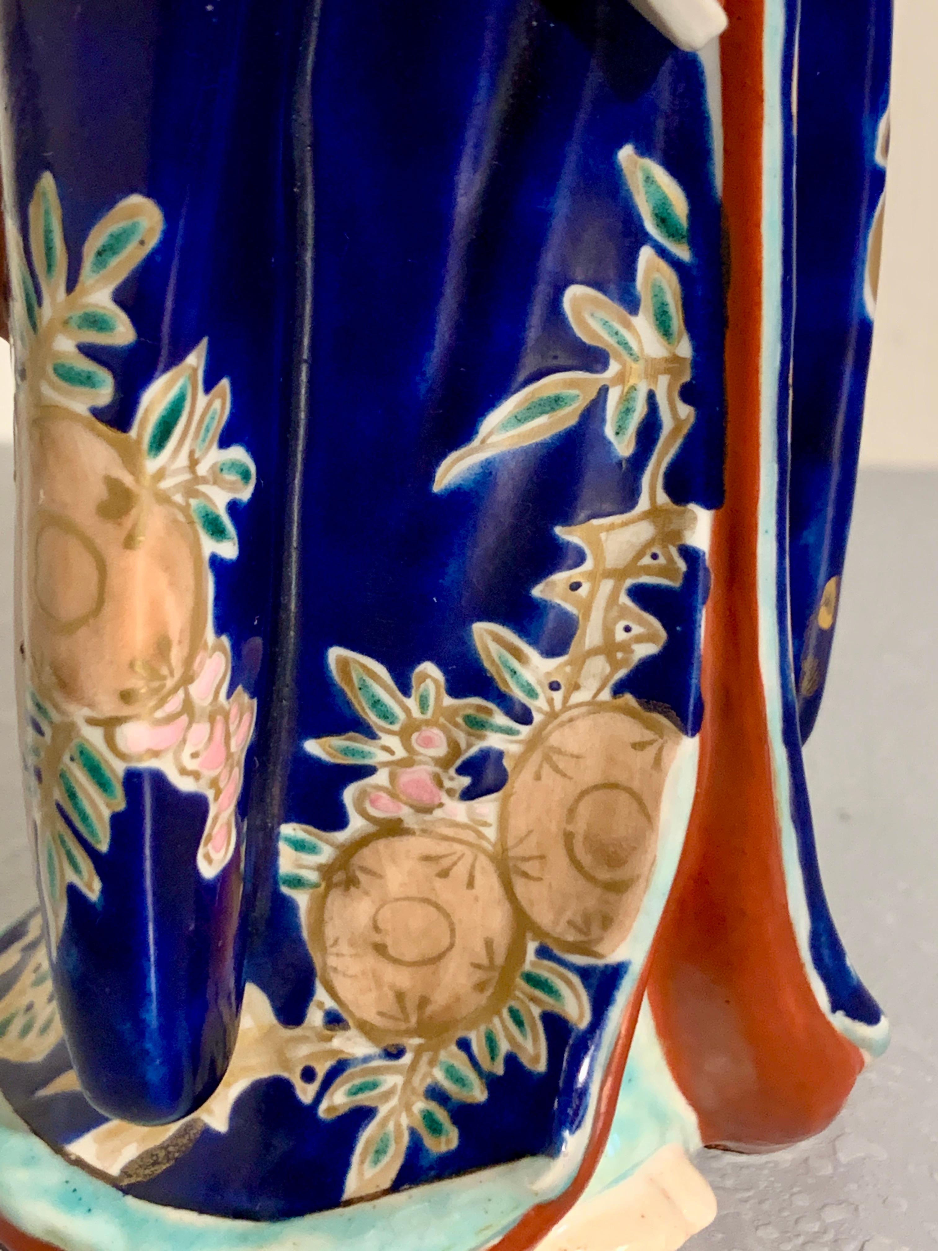 Ein schönes Kutani-Porzellanmodell einer schönen Frau, Bijin, oder vielleicht einer Geisha, Showa-Ära, ca. 1930er Jahre, Japan.

Eine charmante und reizvolle japanische Kutani emaillierte Porzellanfigur einer Bijin oder Geisha, frühe Showa-Ära, ca.