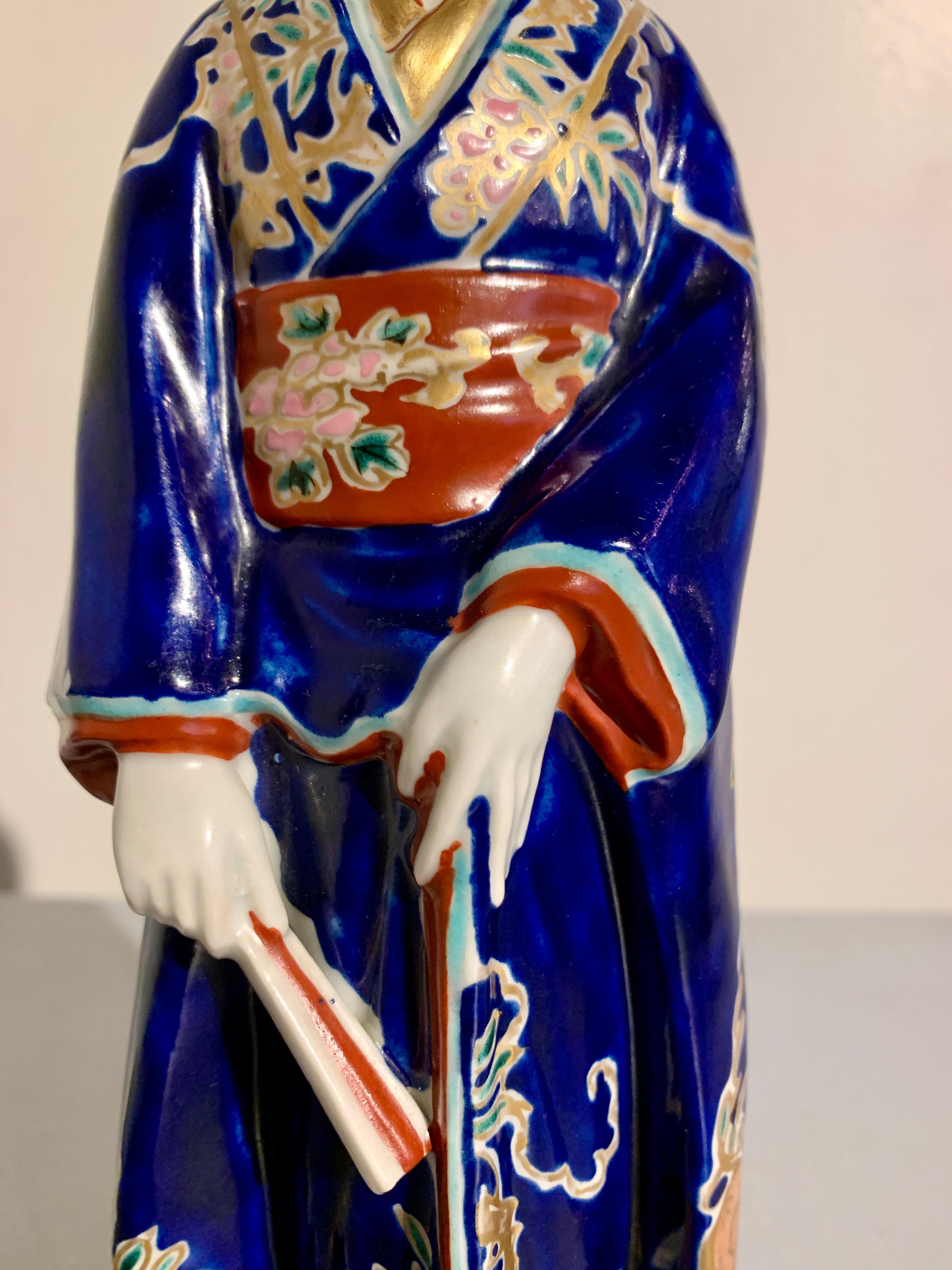Japanische japanische Kutani-Porzellanfigur einer Geisha oder Bijin, Showa-Ära, 1930er Jahre, Japan im Zustand „Gut“ im Angebot in Austin, TX