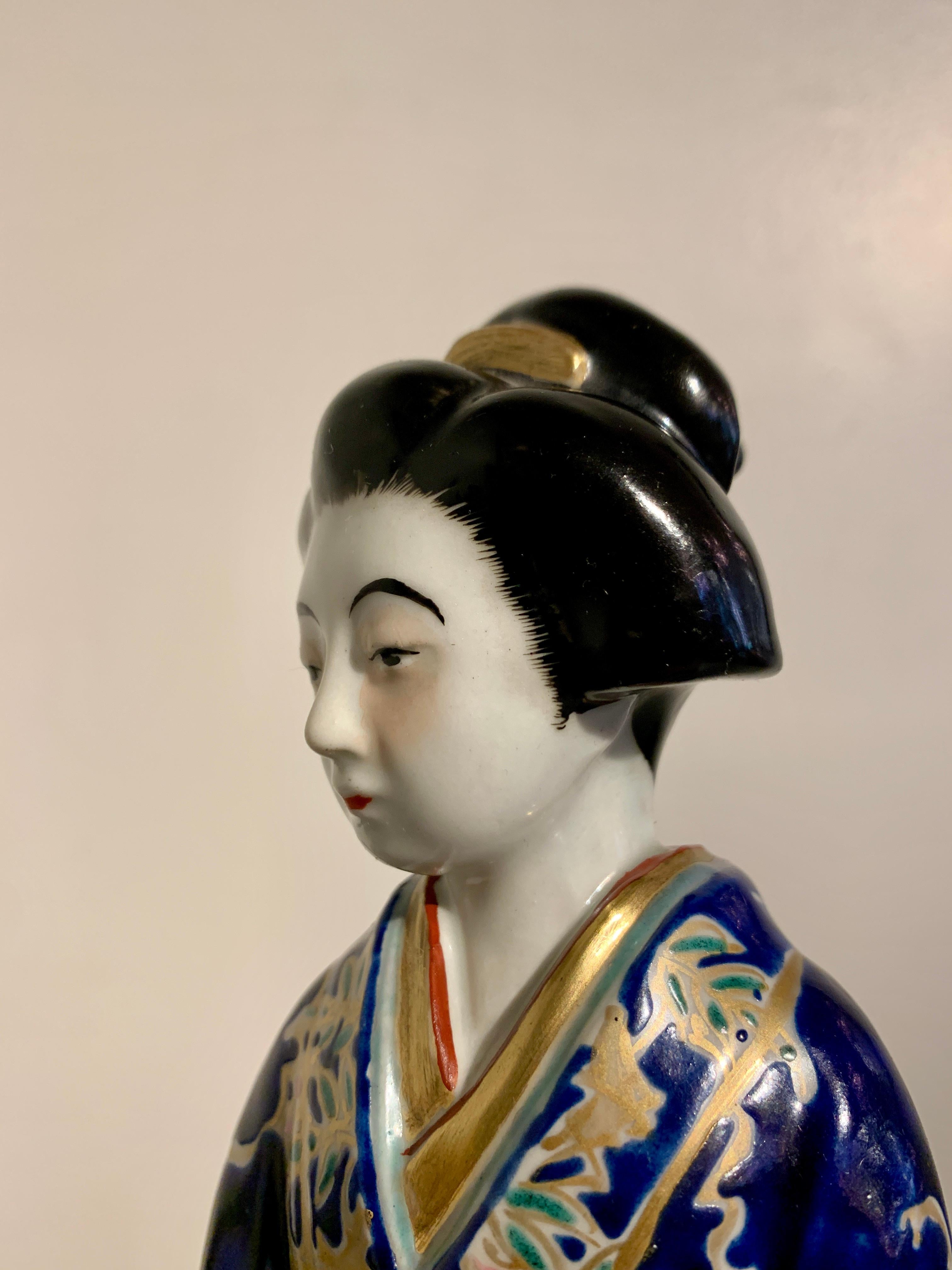 Japanische japanische Kutani-Porzellanfigur einer Geisha oder Bijin, Showa-Ära, 1930er Jahre, Japan (Mitte des 20. Jahrhunderts) im Angebot