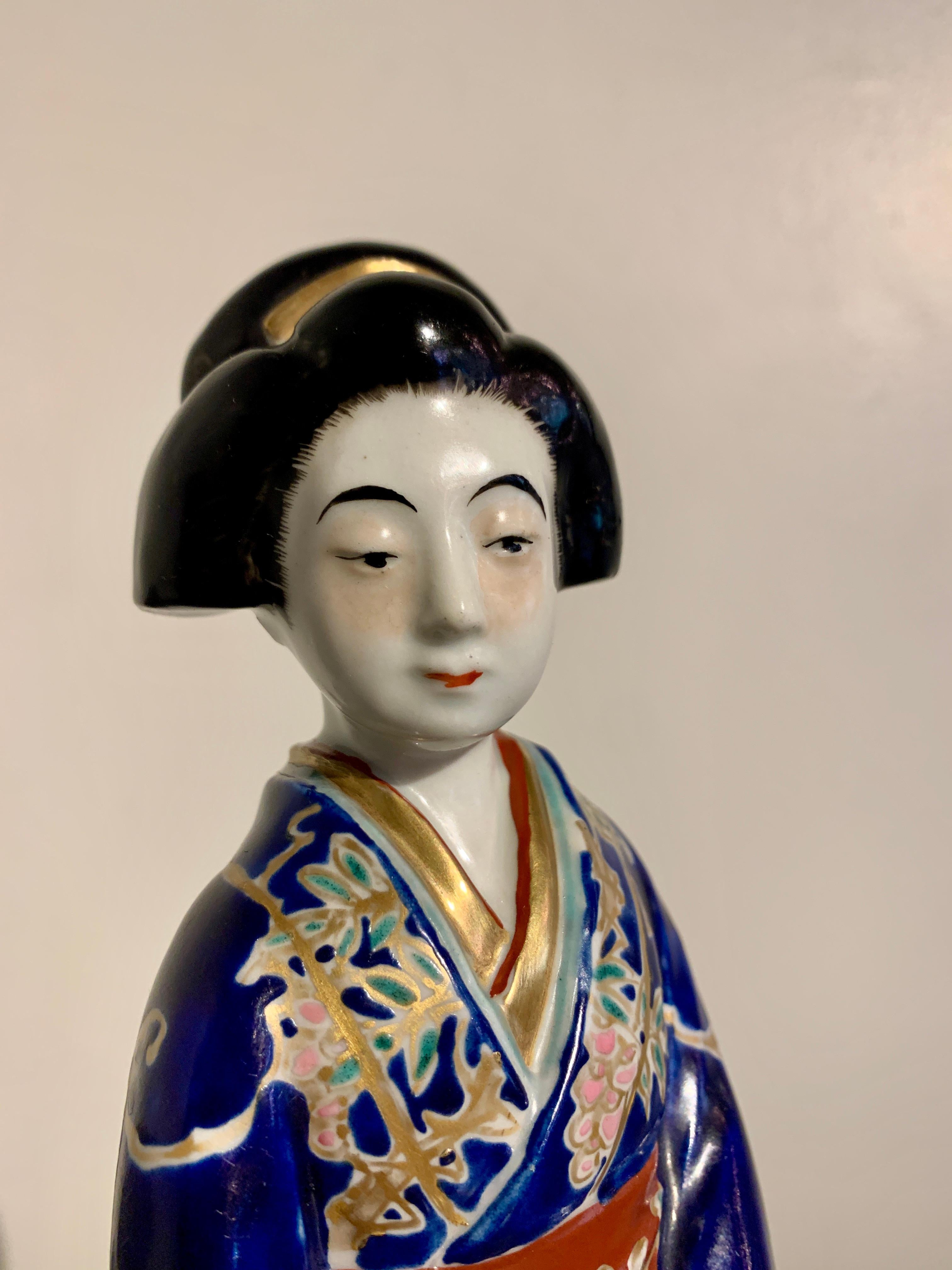 Milieu du XXe siècle Figure d'un Geisha ou Bijin en porcelaine japonaise Kutani, époque Showa, années 1930, Japon en vente