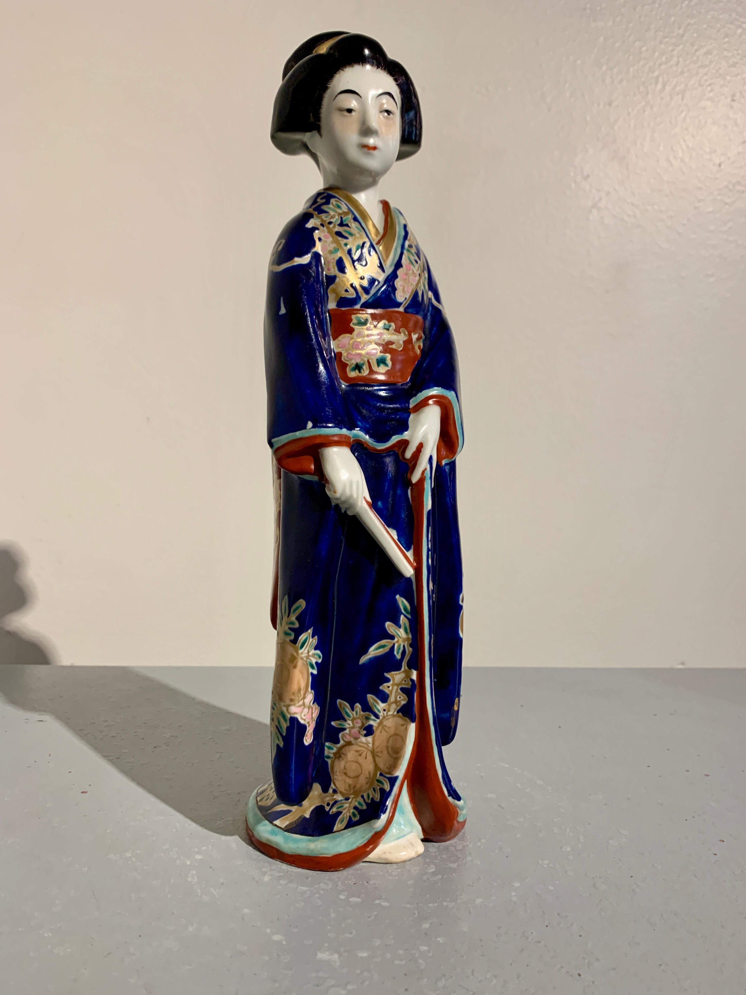 Porcelaine Figure d'un Geisha ou Bijin en porcelaine japonaise Kutani, époque Showa, années 1930, Japon en vente