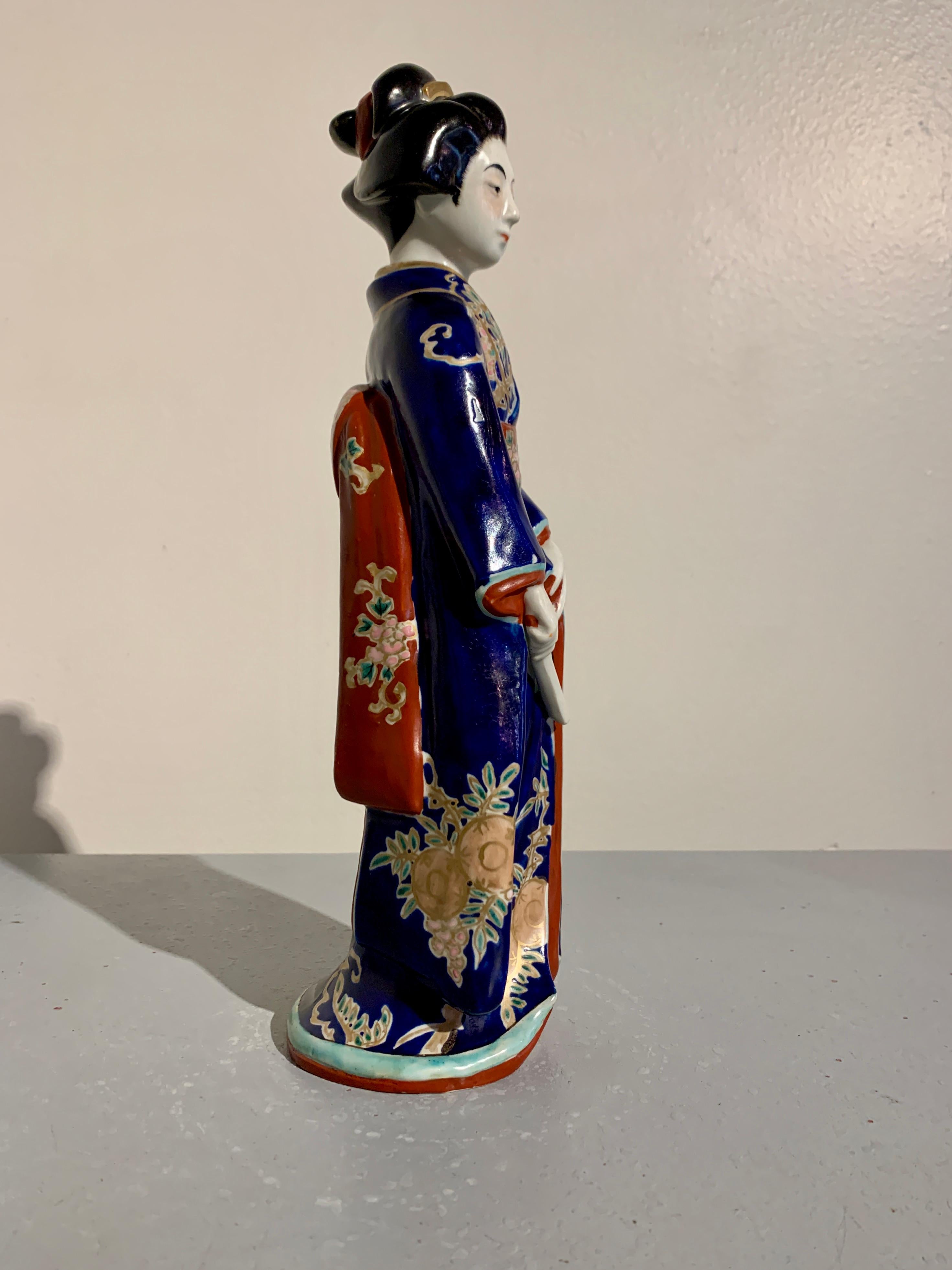 Figure d'un Geisha ou Bijin en porcelaine japonaise Kutani, époque Showa, années 1930, Japon en vente 1