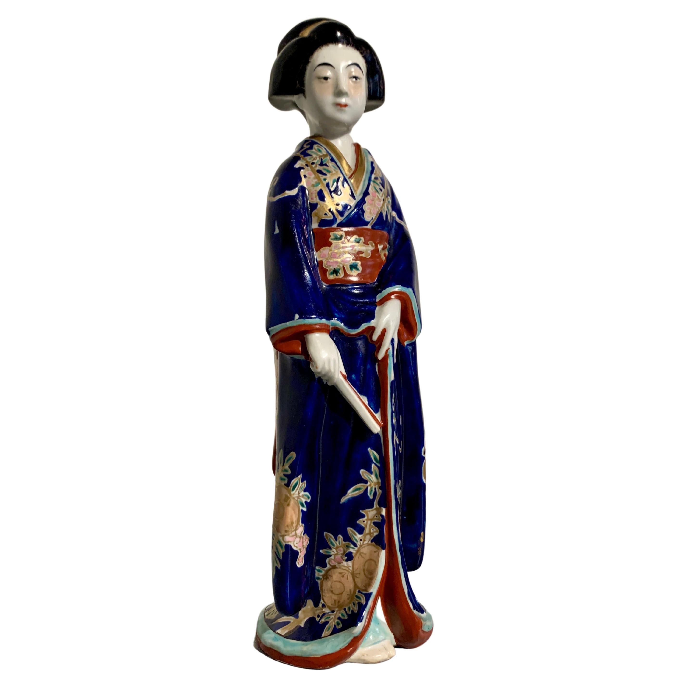 Figure d'un Geisha ou Bijin en porcelaine japonaise Kutani, époque Showa, années 1930, Japon en vente