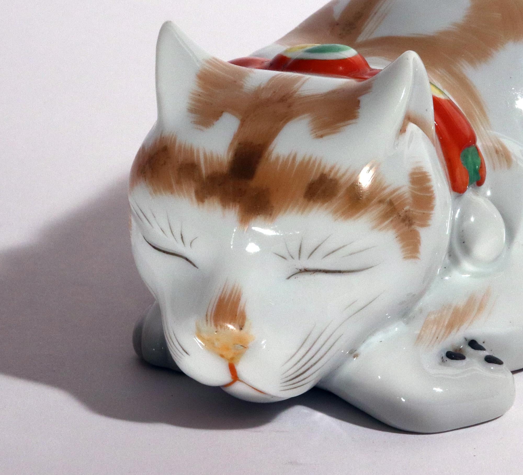 Japanische Kutani-Porzellanfigur einer schlafenden Katze aus Japan (Meiji-Periode) im Angebot
