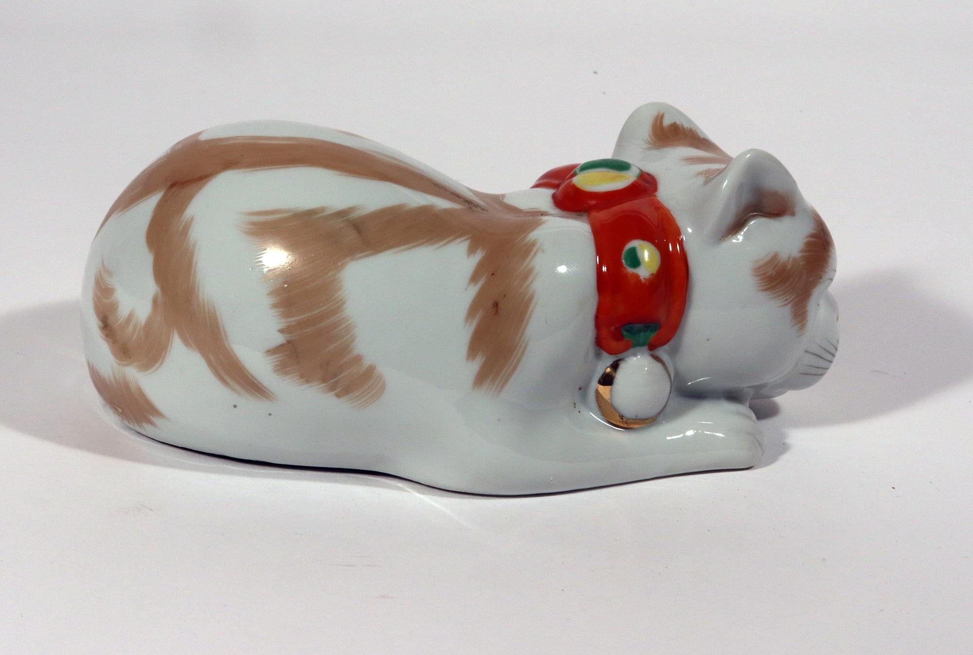 Japanische Kutani-Porzellanfigur einer schlafenden Katze aus Japan im Angebot 3