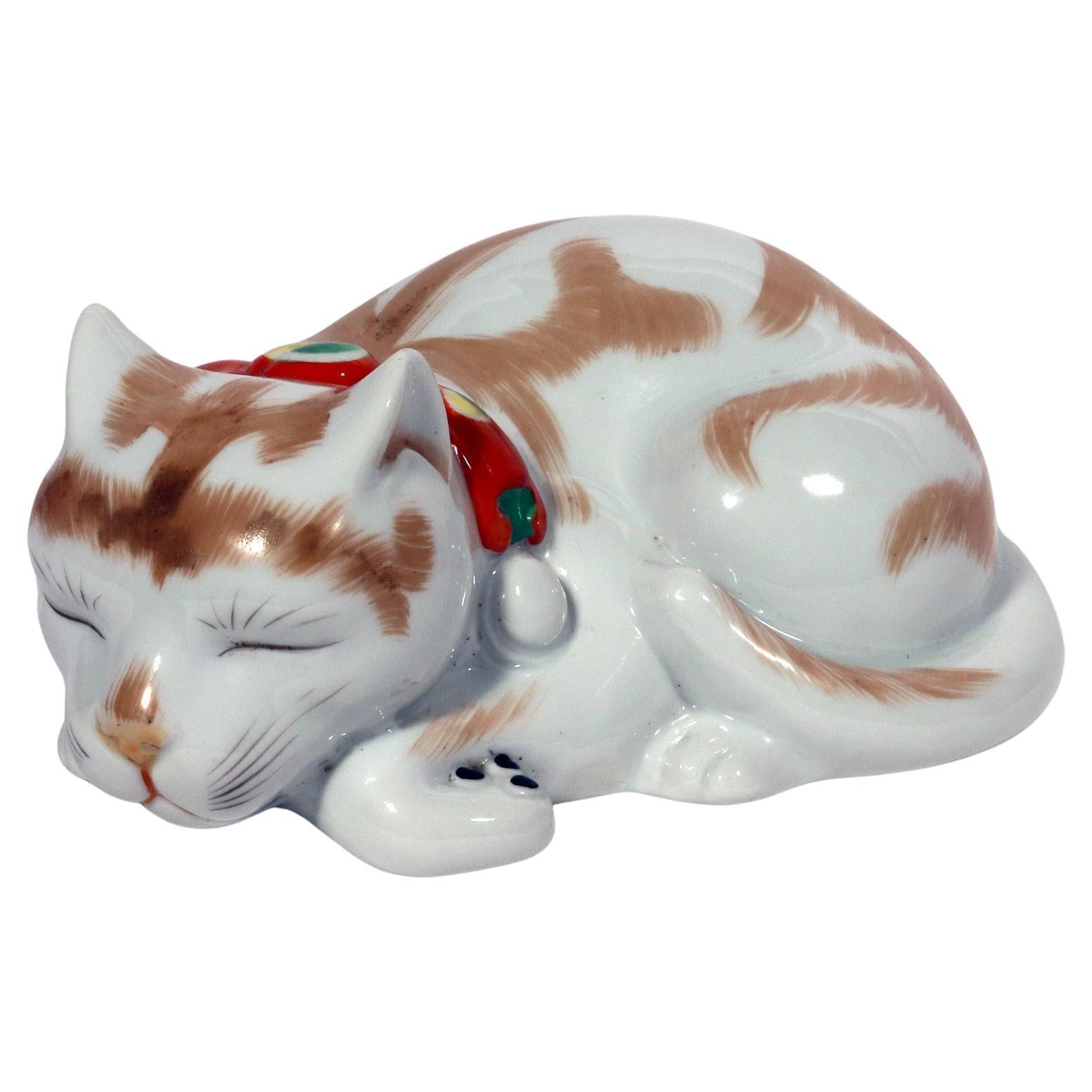 Japanische Kutani-Porzellanfigur einer schlafenden Katze aus Japan