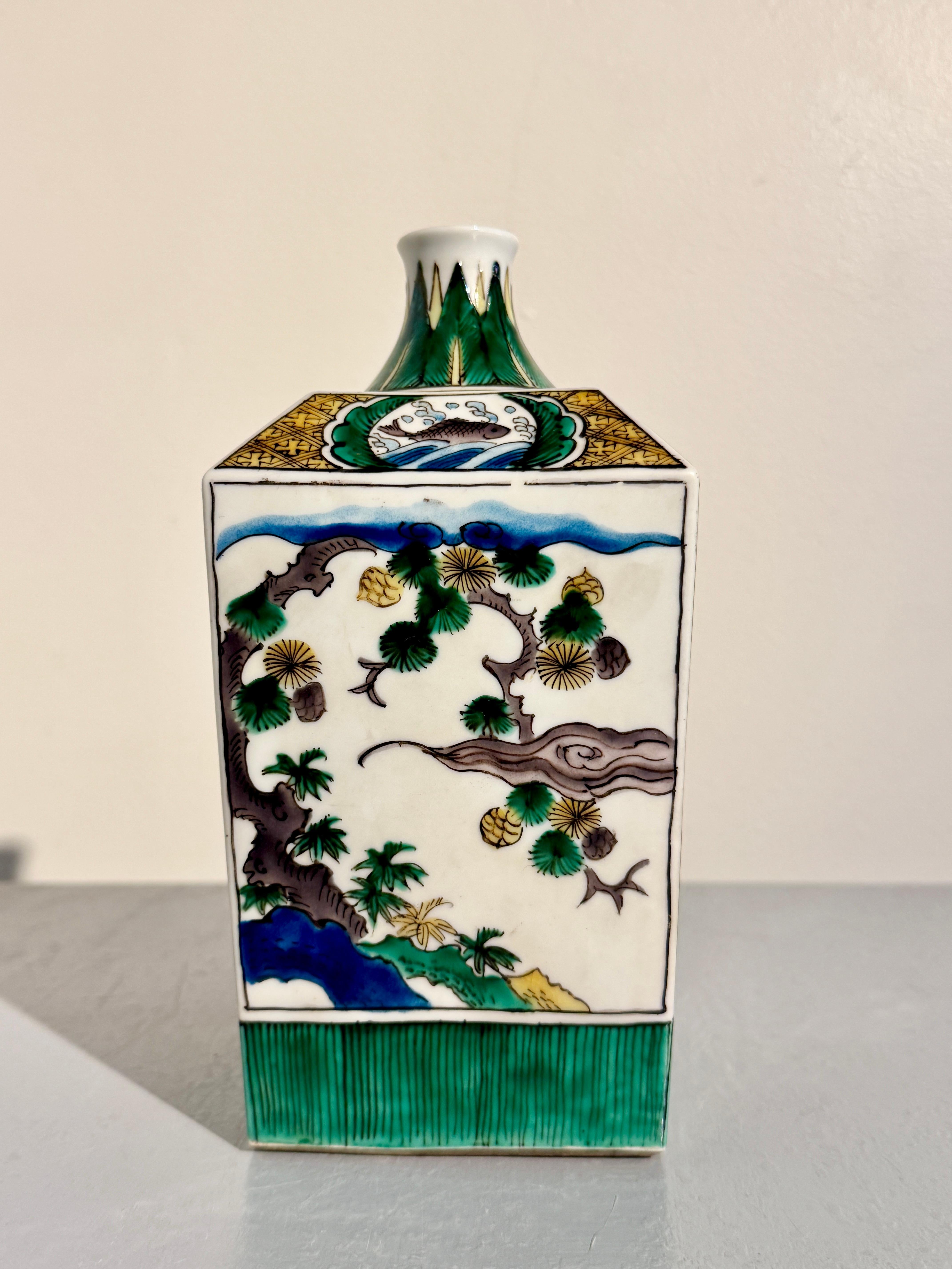 Un audace e drammatico tokkuri (bottiglia per il sake) quadrato in porcellana giapponese Kutani, decorato nello stile Yoshidaya e attribuito alla fornace Yoshidaya (1824 - 1831).

La sorprendente bottiglia di sakè è decorata con smalti