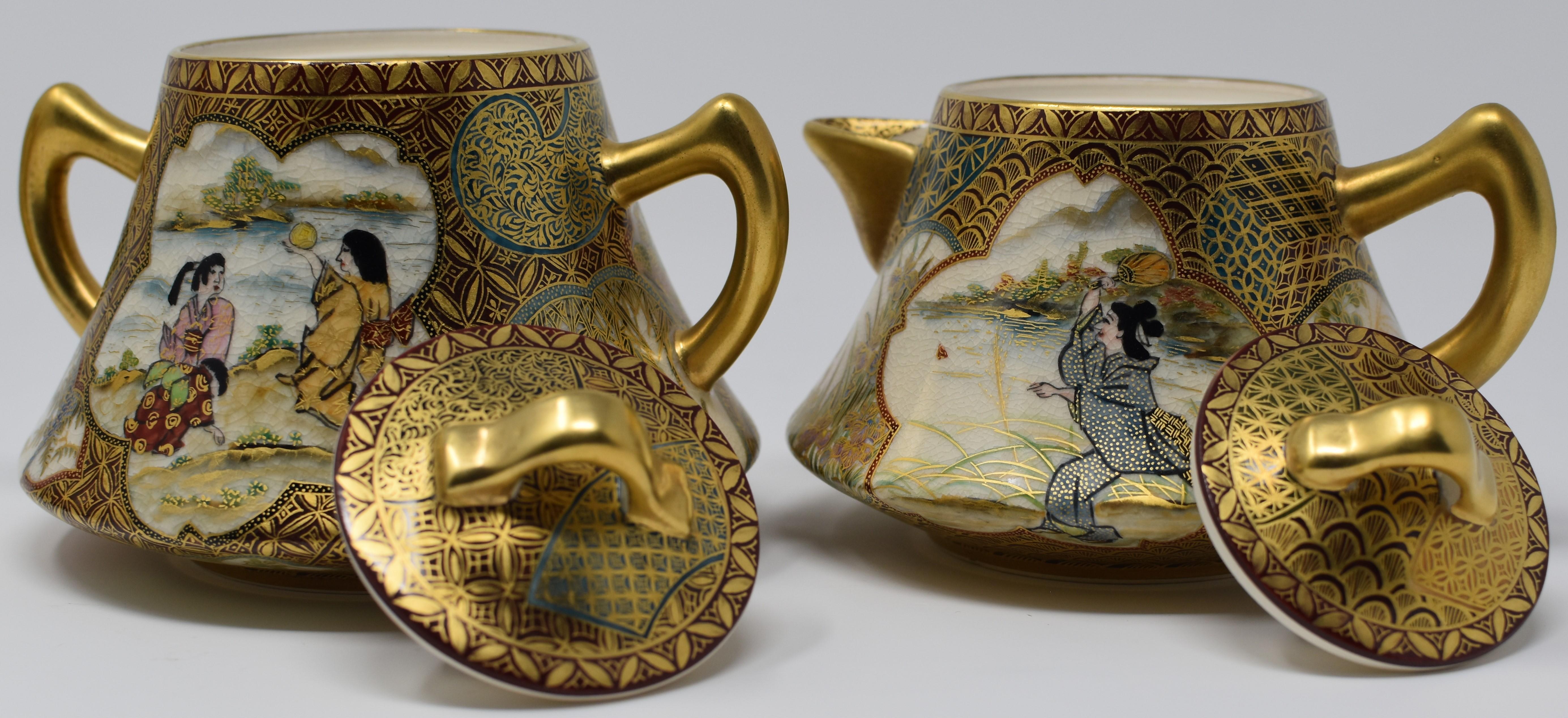 Extraordinario juego de té japonés contemporáneo Kutani de tres piezas con calidad de museo, generosamente dorado con oro de gran pureza y pintado a mano con extrema minuciosidad en rojo y verde, una obra maestra contemporánea de un maestro artista