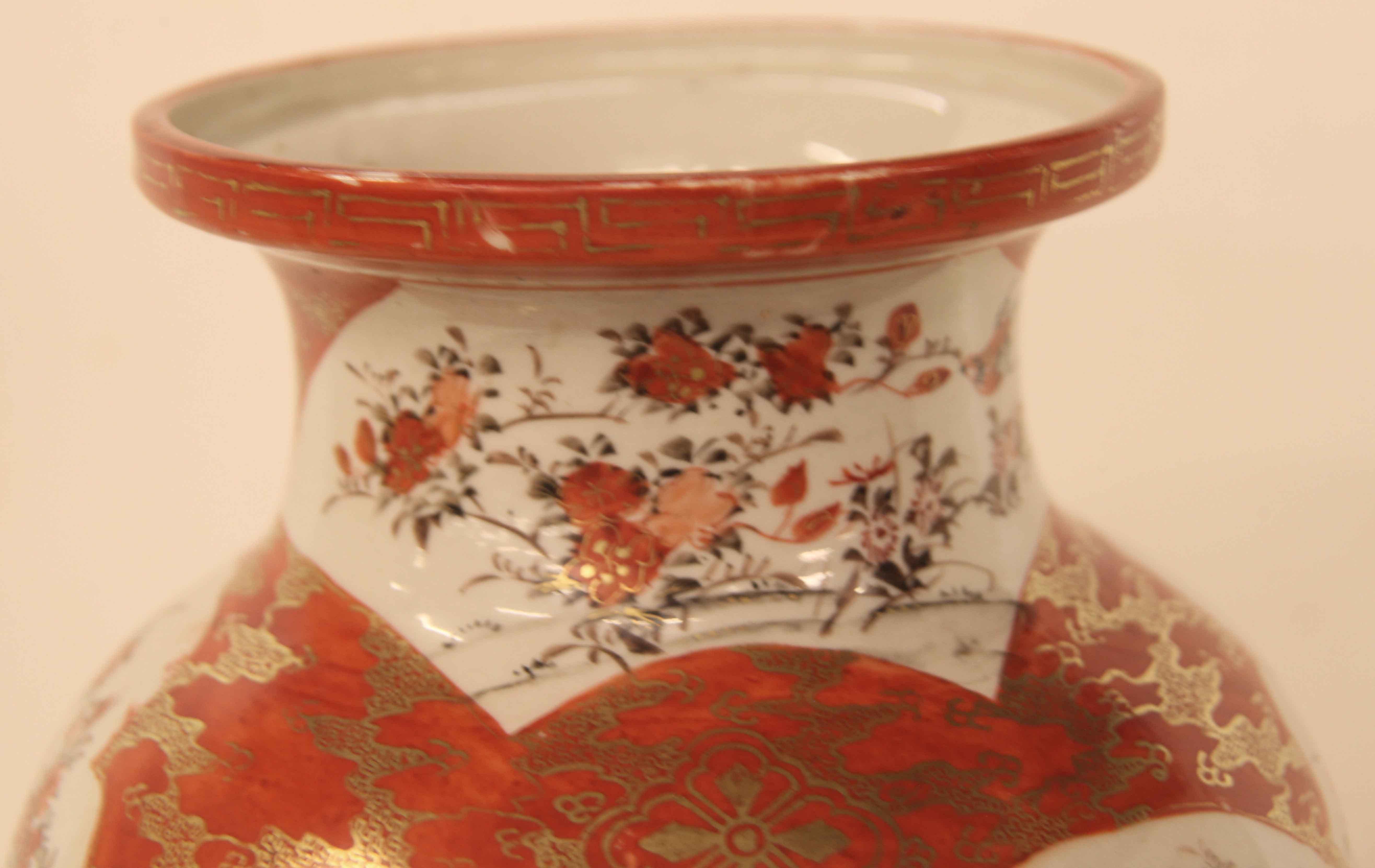 Japanische Kutani-Vase, mit griechischem Schlüsselmuster am Rand,  mehrere große Tafeln mit großen und kleinen Vögeln, Blumen und Blattwerk, ausgezeichnete vergoldete Verzierungen und Highlights.