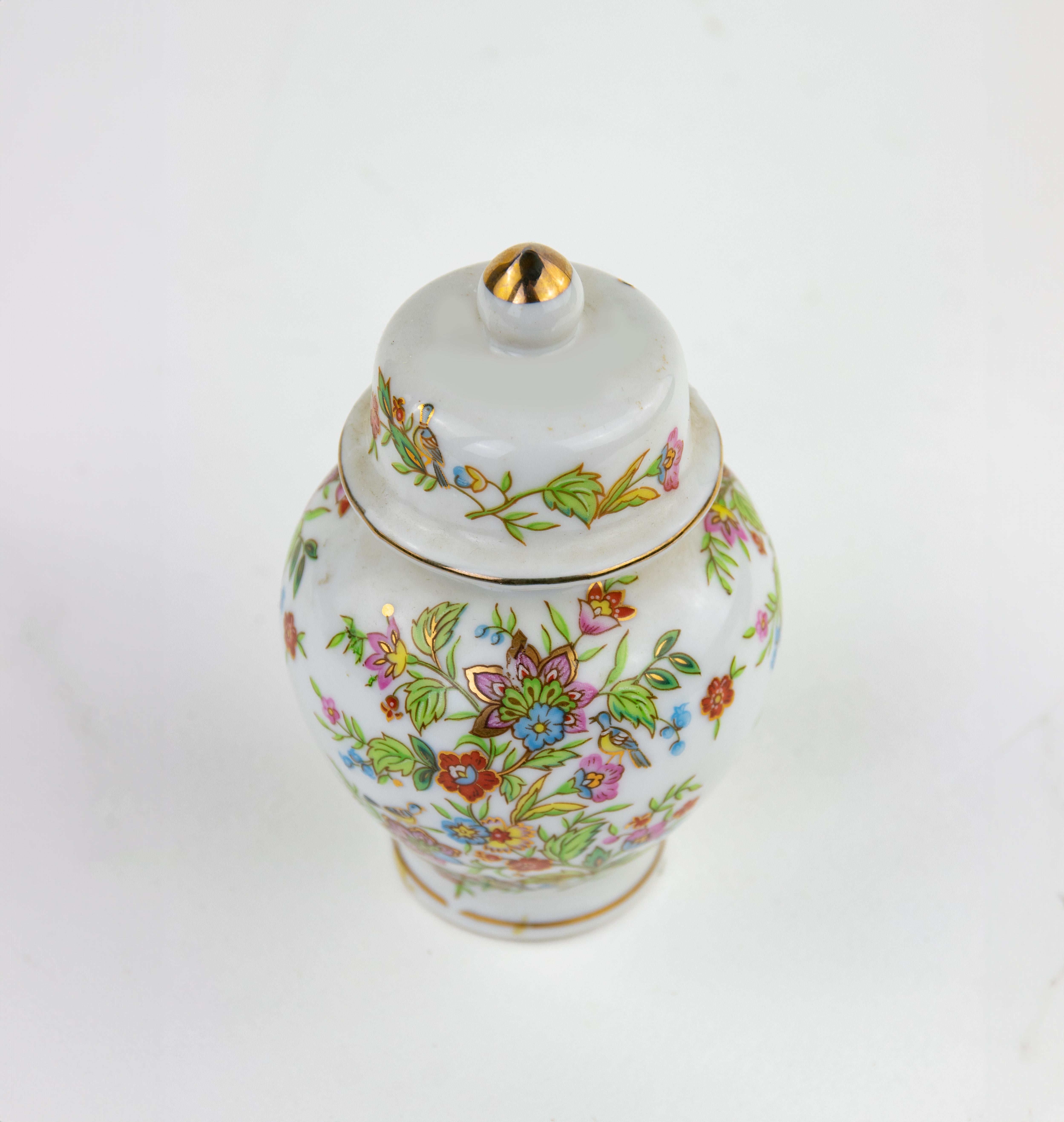 Japanese Kutani vase, Late 20th Century  In Good Condition For Sale In Roma, IT