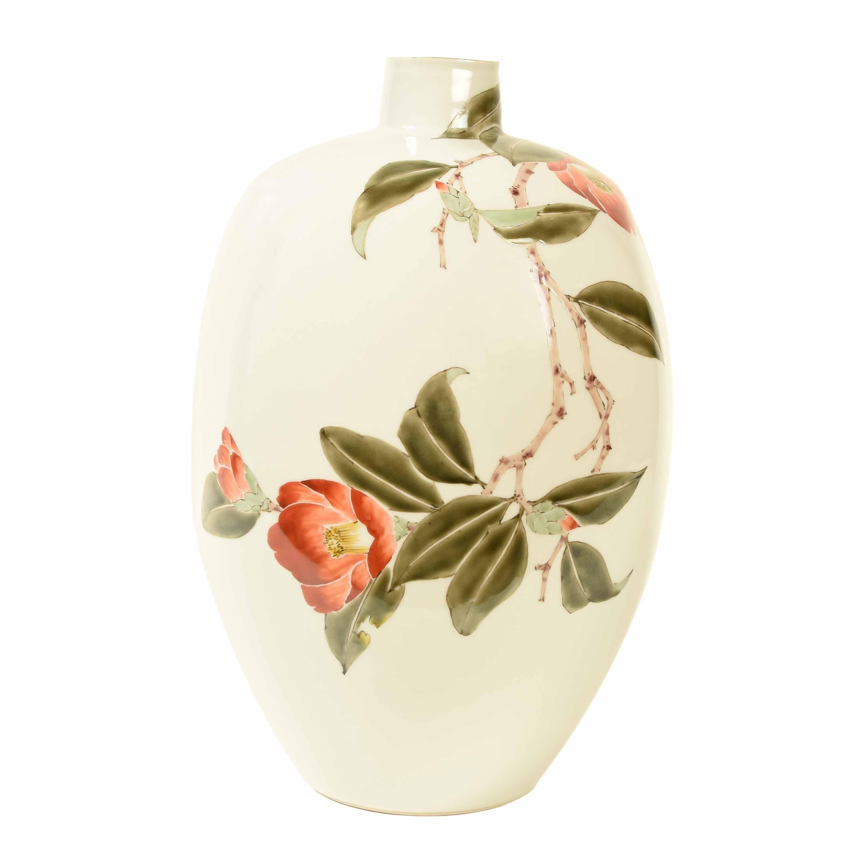 Japanese Kutani Vase with Camellia Design by Yoshiaki Yamada In Excellent Condition For Sale In Prahran, Victoria