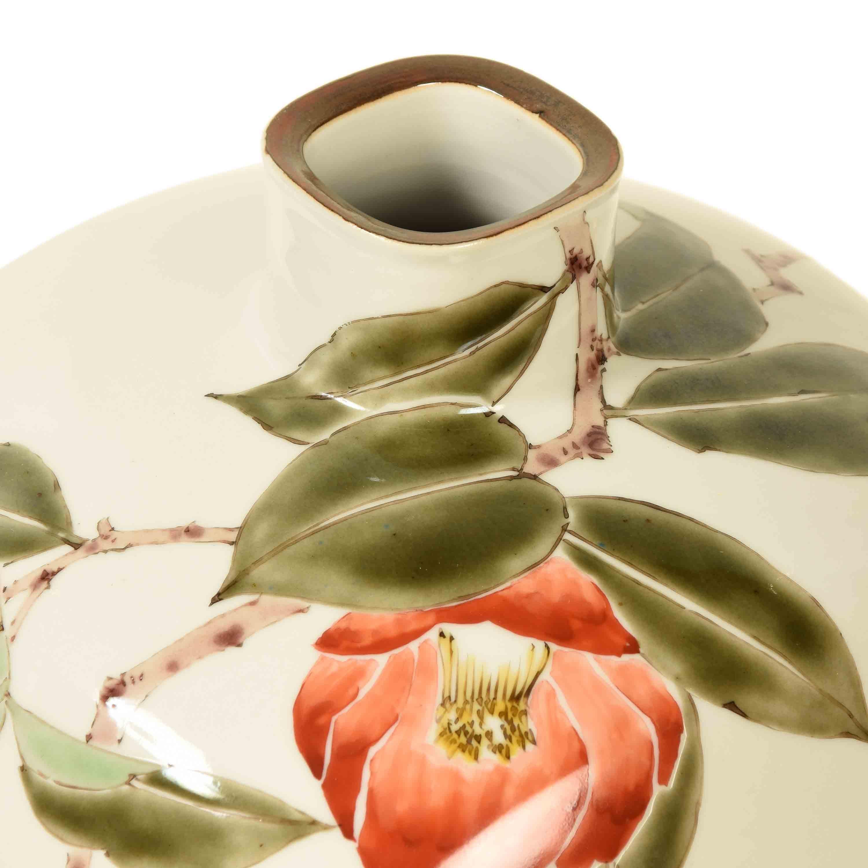 Japanese Kutani Vase with Camellia Design by Yoshiaki Yamada For Sale 1