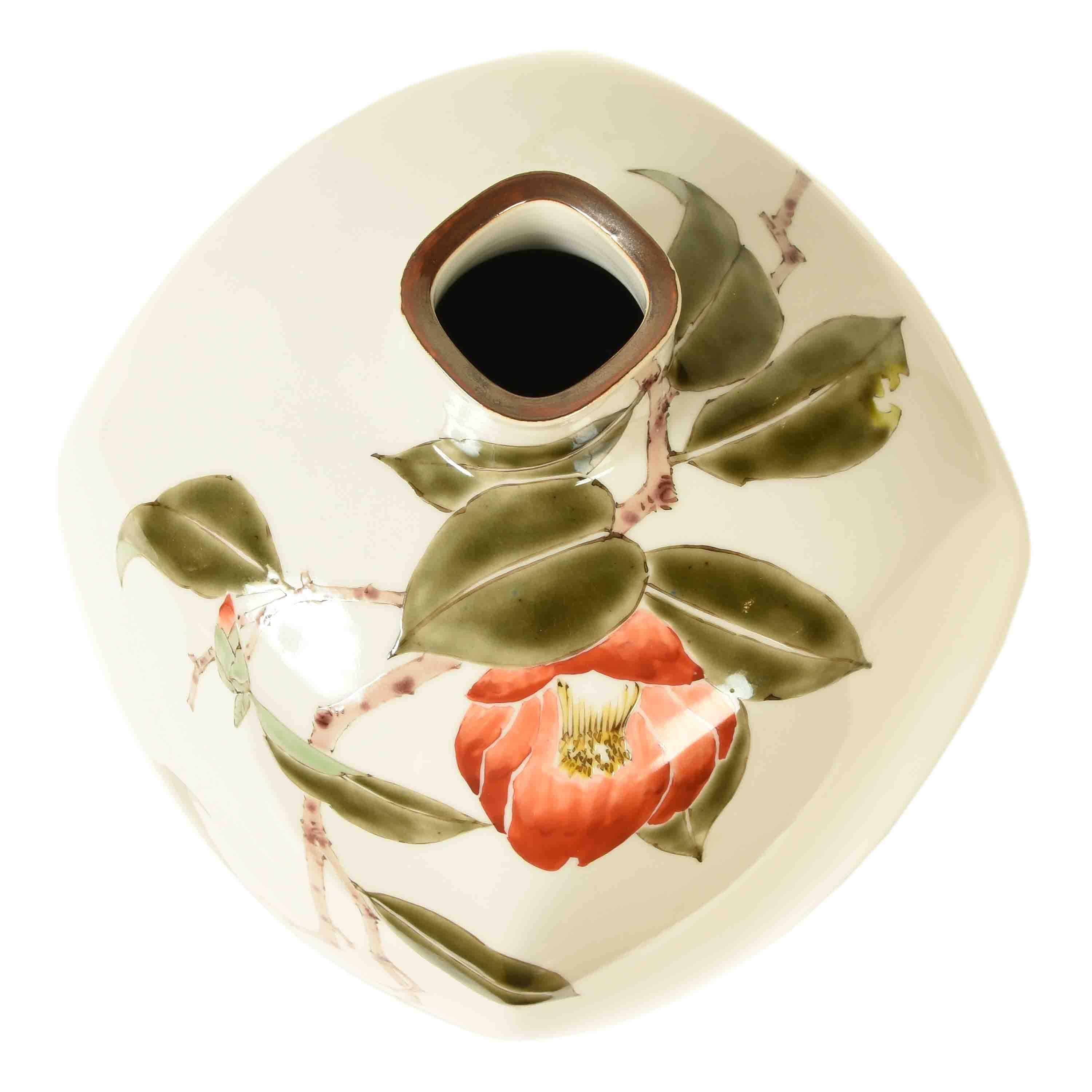 Japanese Kutani Vase with Camellia Design by Yoshiaki Yamada For Sale 2