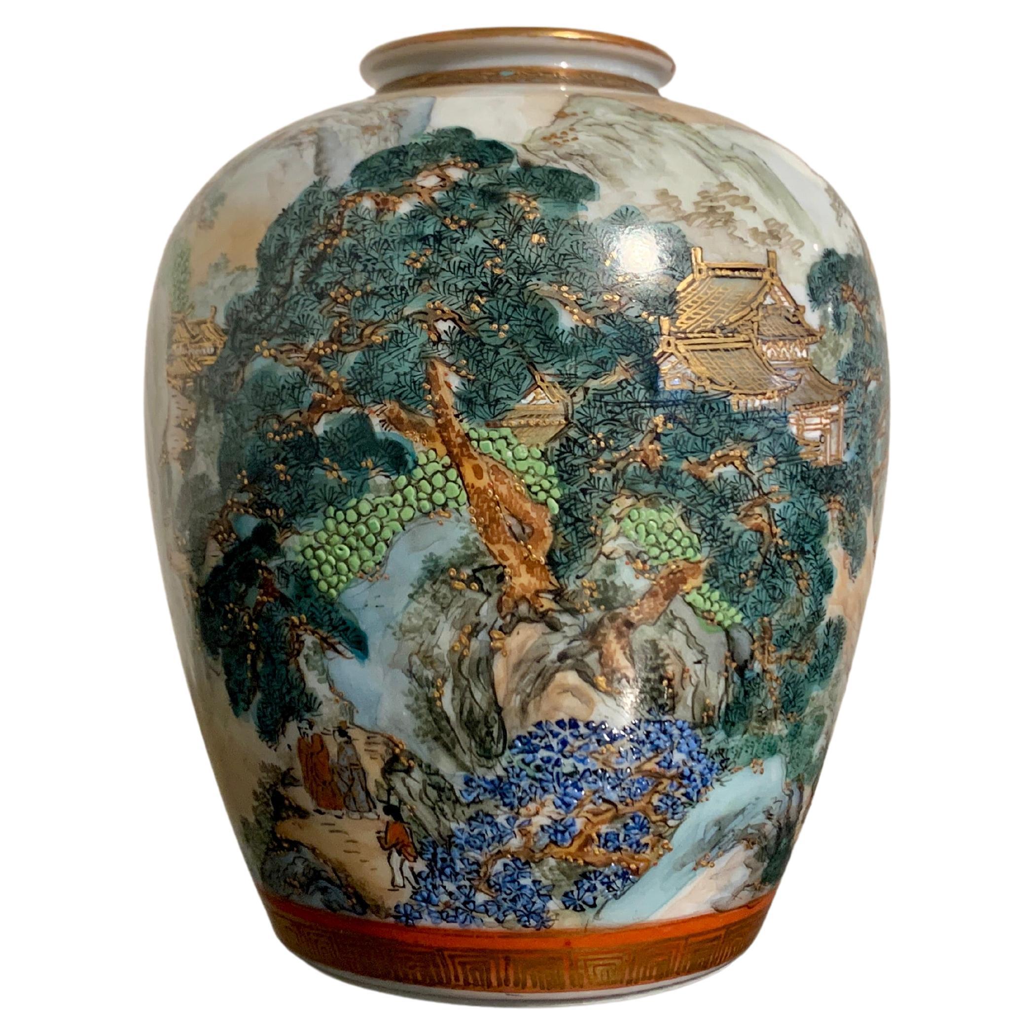 Eine raffinierte und gut bemalte Vase aus Kutani-Porzellan mit einer Landschaftsszene in den Bergen, Showa-Ära, um 1930, Japan.

Die elegante, eiförmige Vase aus feinem, durchscheinendem Porzellan ist über und über mit einer durchgehenden