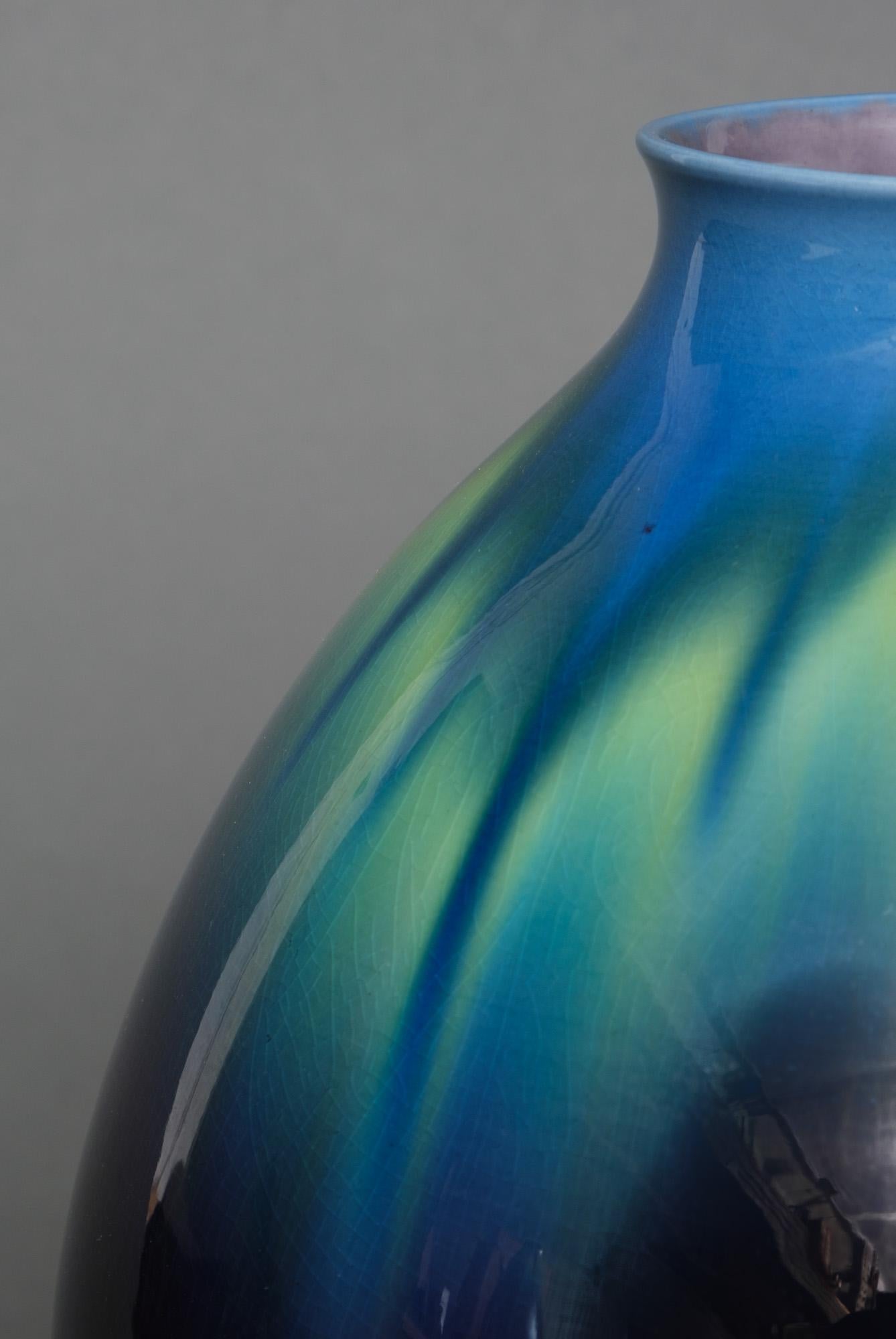 Magnificent Kutani-ware porcelain vase of broad bluster shape by the famous artist Tokuda Yasokichi III (Masahiko) (1933-2009). Its body decorated with his beautiful iconic ‘saiyu’ glaze in transcending shades of black, lime green and azure