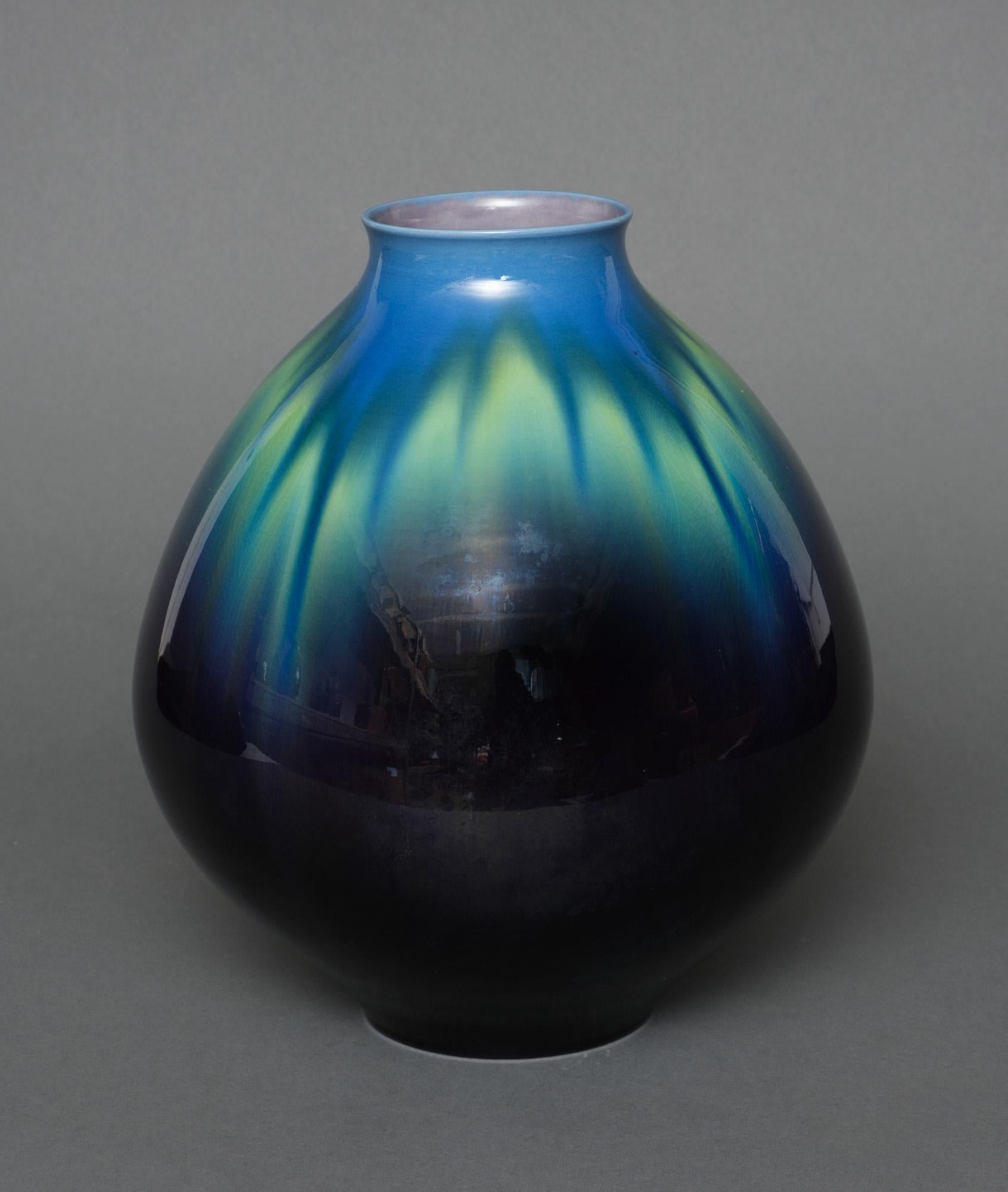Japanese Kutani-Ware Porcelain Vase by the Famous Tokuda Yasokichi III 三代徳田八十吉 In Excellent Condition For Sale In Amsterdam, NL