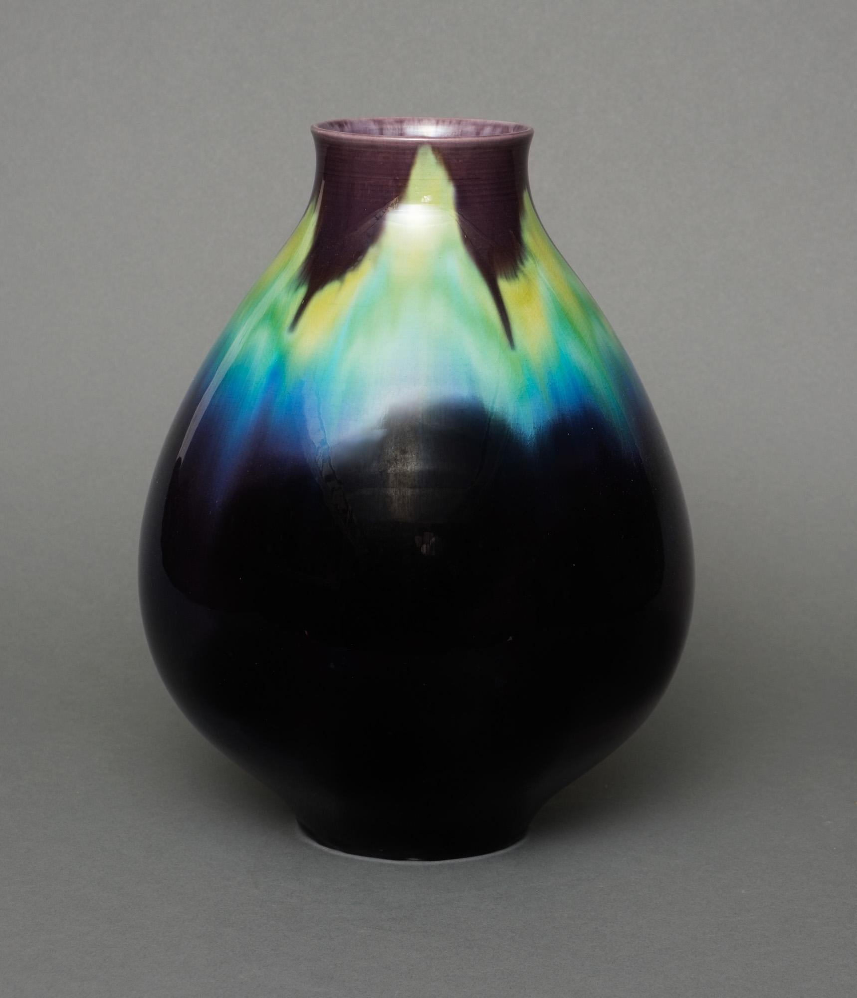 Japanese Kutani-Ware Porcelain Vase by the Famous Tokuda Yasokichi III 三代徳田八十吉 1