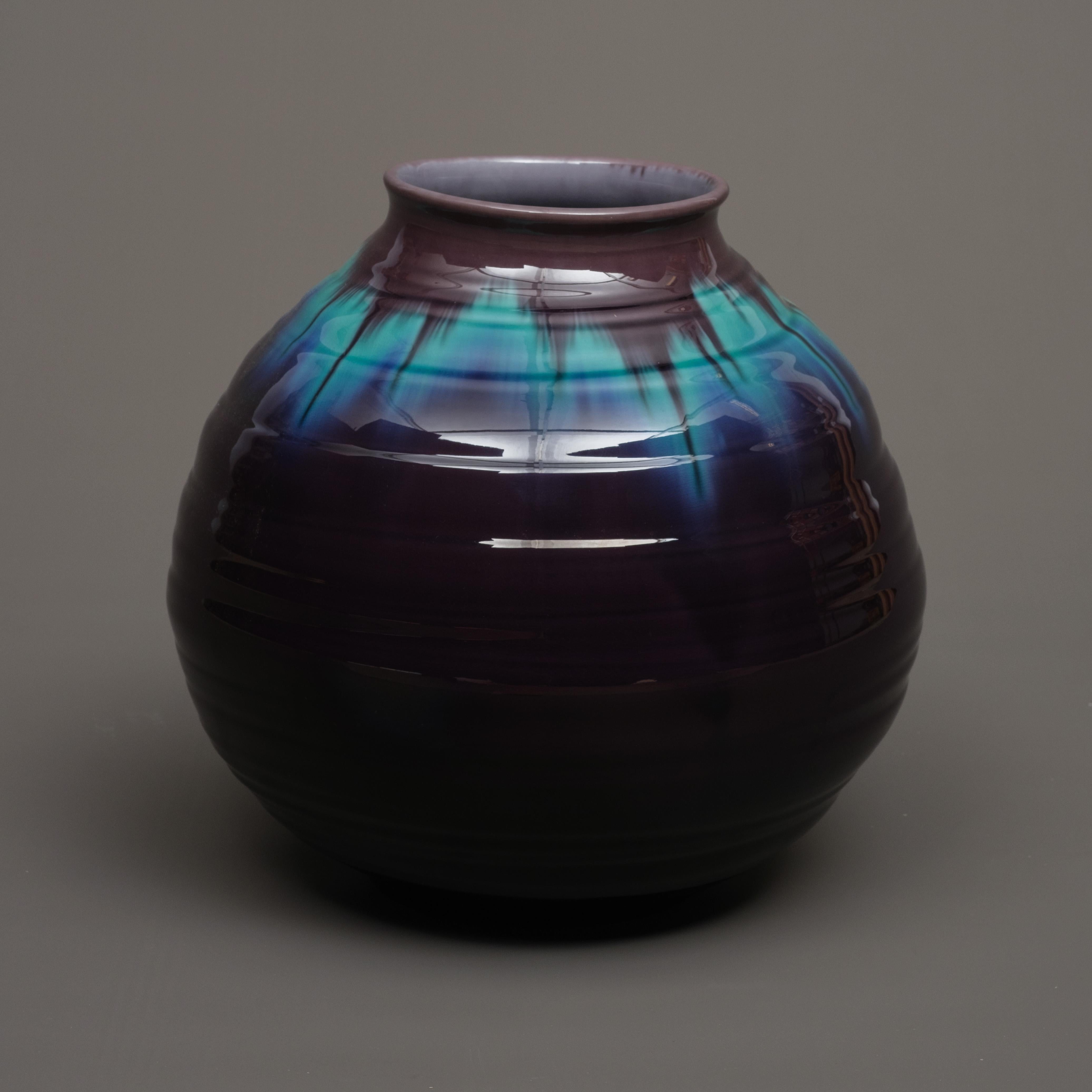 20th Century Japanese Kutani-Ware Porcelain Vase by the Famous Tokuda Yasokichi III 三代徳田八十吉