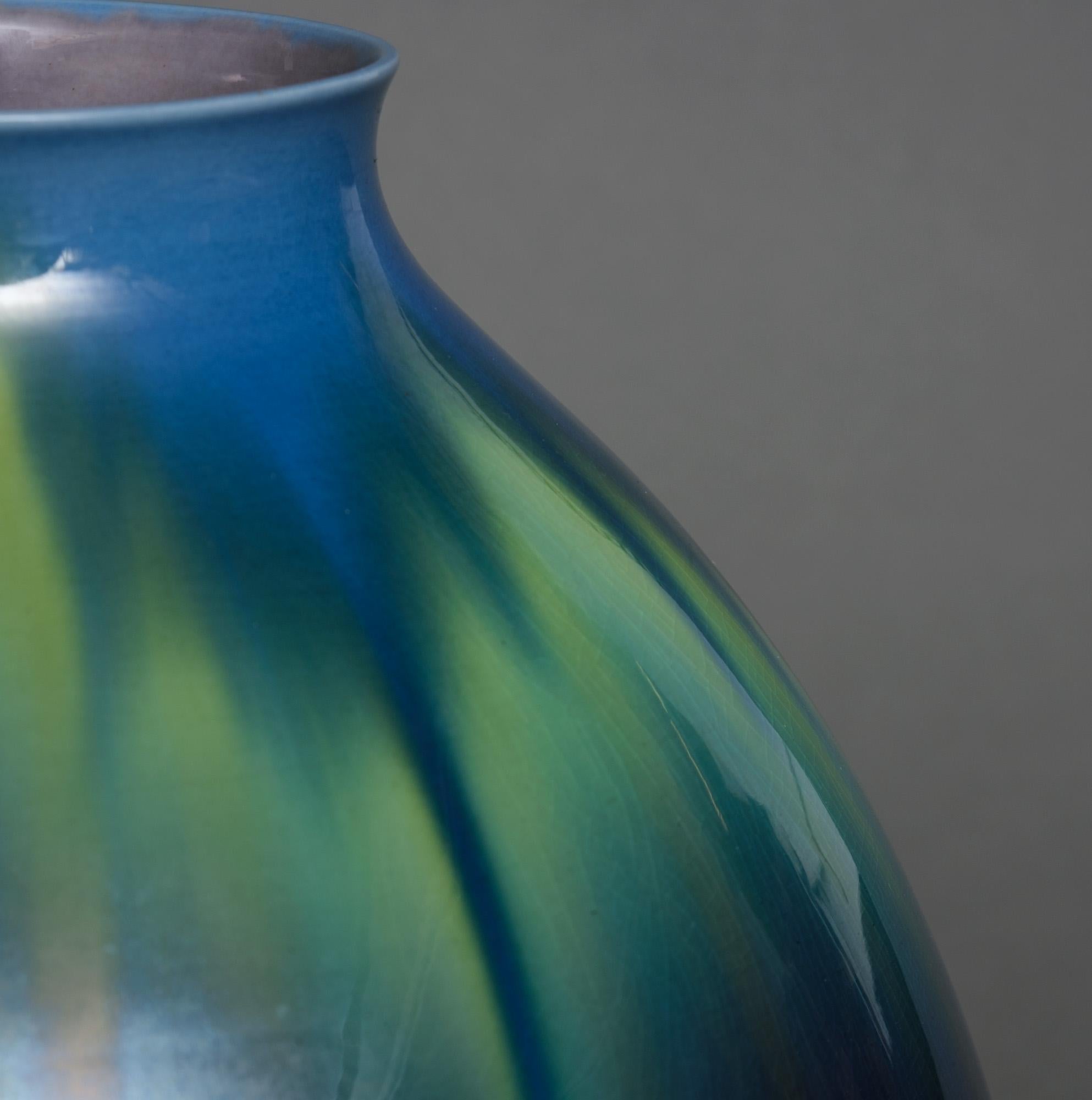 20th Century Japanese Kutani-Ware Porcelain Vase by the Famous Tokuda Yasokichi III 三代徳田八十吉 For Sale