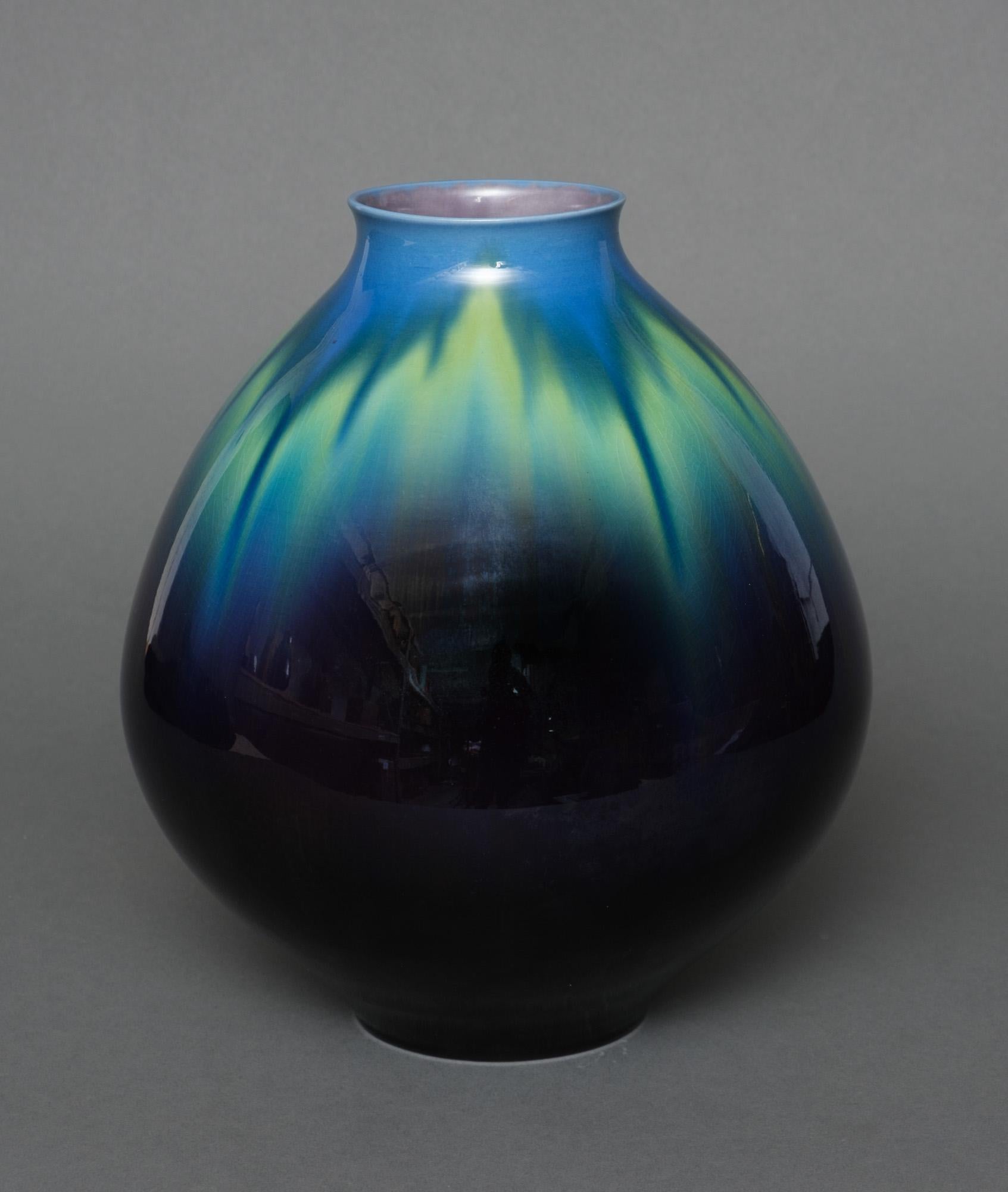 Japanese Kutani-Ware Porcelain Vase by the Famous Tokuda Yasokichi III 三代徳田八十吉 For Sale 1
