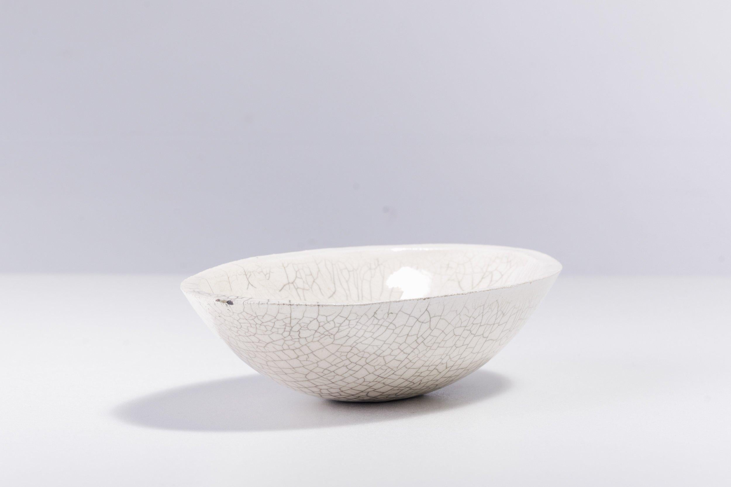 Donburi-Schale

Diese Keramikschüssel zeichnet sich durch eine erstaunliche Textur aus, die durch ein schattiertes Spinnennetzmotiv hervorgehoben wird, das ein einzigartiges Ergebnis der japanischen Raku-Brandtechnik ist. Sie ist eine wunderschöne