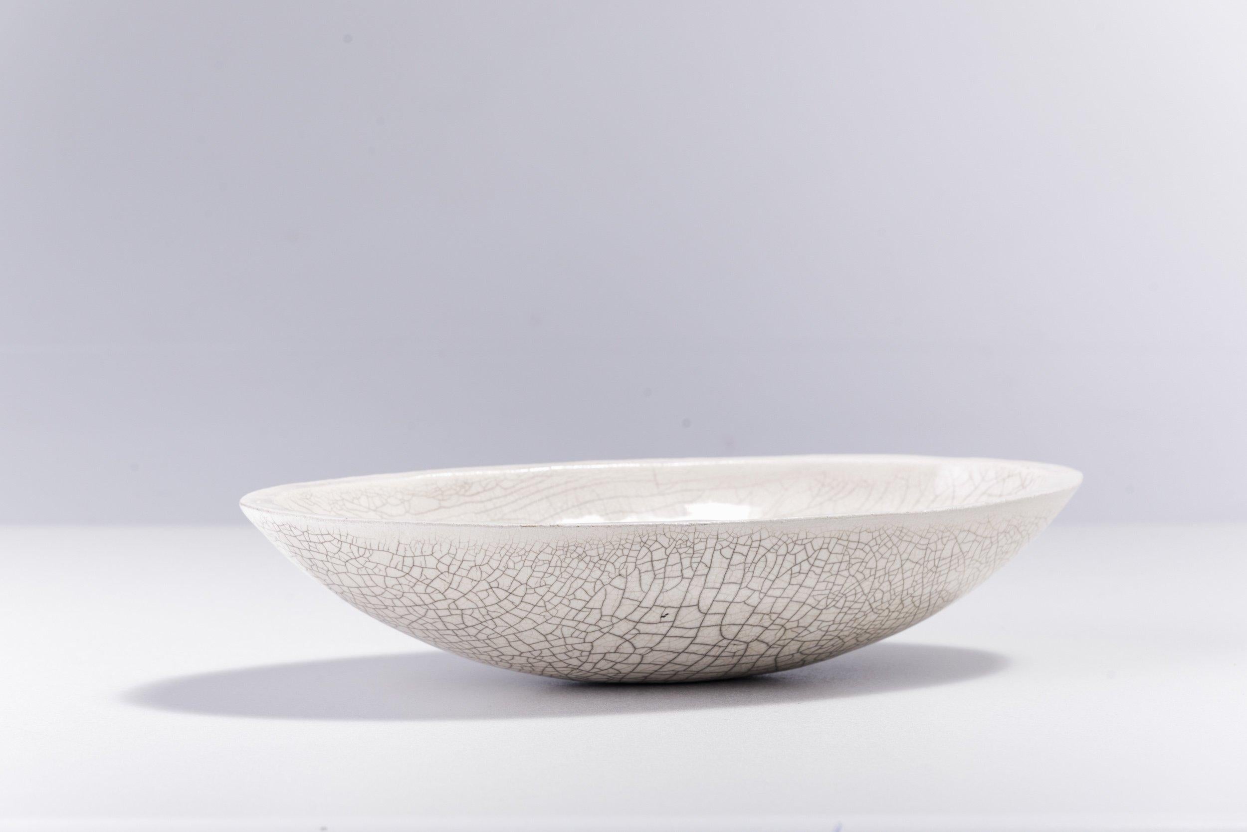 Ciotola Donburi L

Dal design singolare e dal forte impatto visivo, realizzata a mano secondo la tecnica giapponese della ceramica raku, questa ciotola ovale prende il nome da un piatto coreano conosciuto e apprezzato a livello internazionale. Un