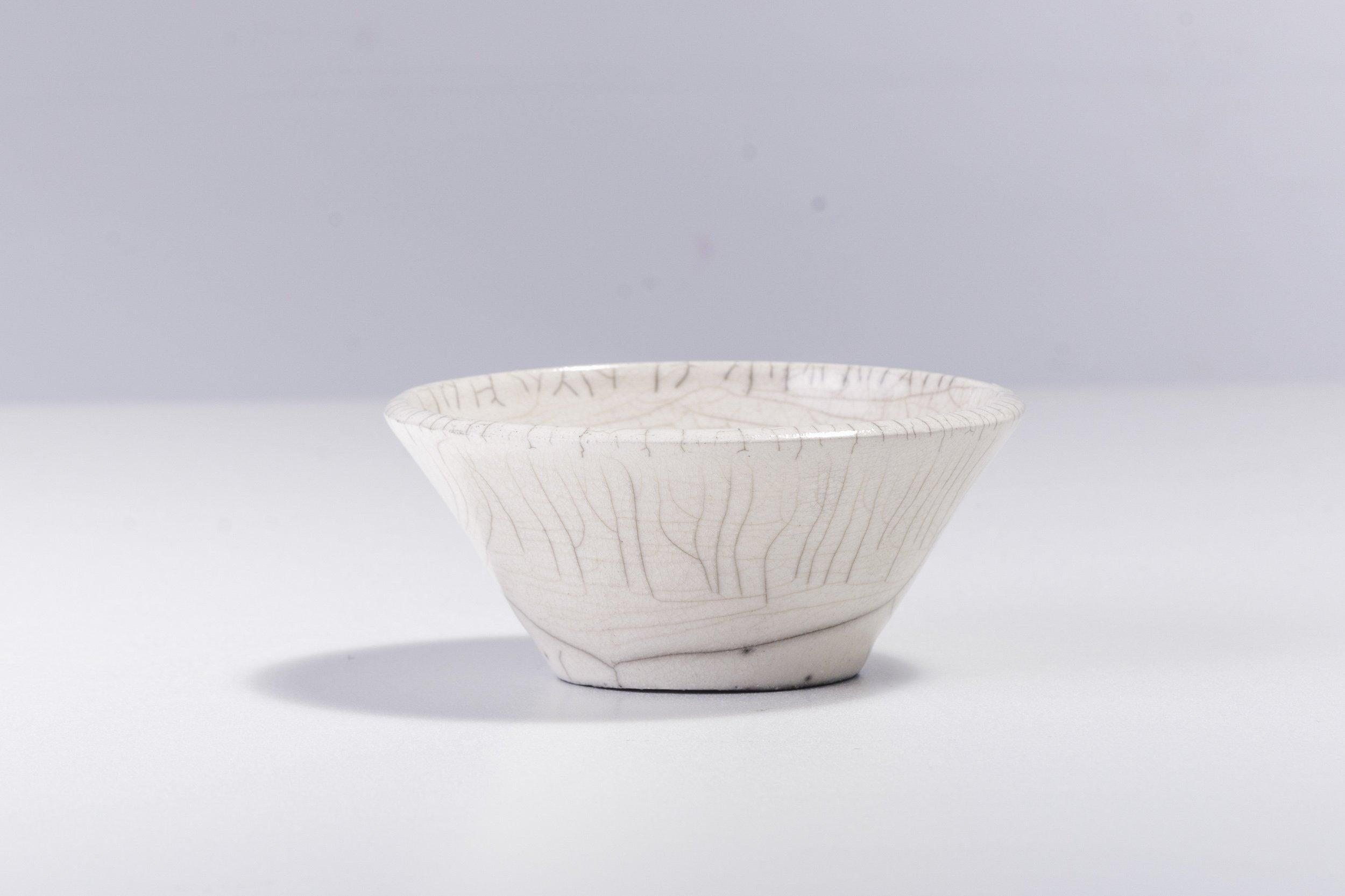 Moderne Bol de lune japonais LAAB en céramique raku blanc craquelé en vente
