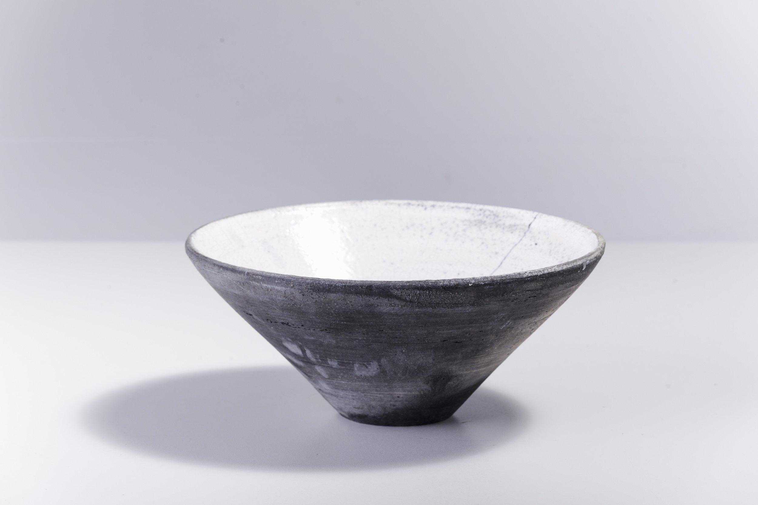 WU große Schüssel

Diese wunderschöne Schale aus Keramik, die nach der traditionellen japanischen Töpfertechnik des Raku-Nacktbrandes handgefertigt wurde, ist ein zeitloses, vielseitig einsetzbares Designstück mit einzigartigem Charakter. Sie ist