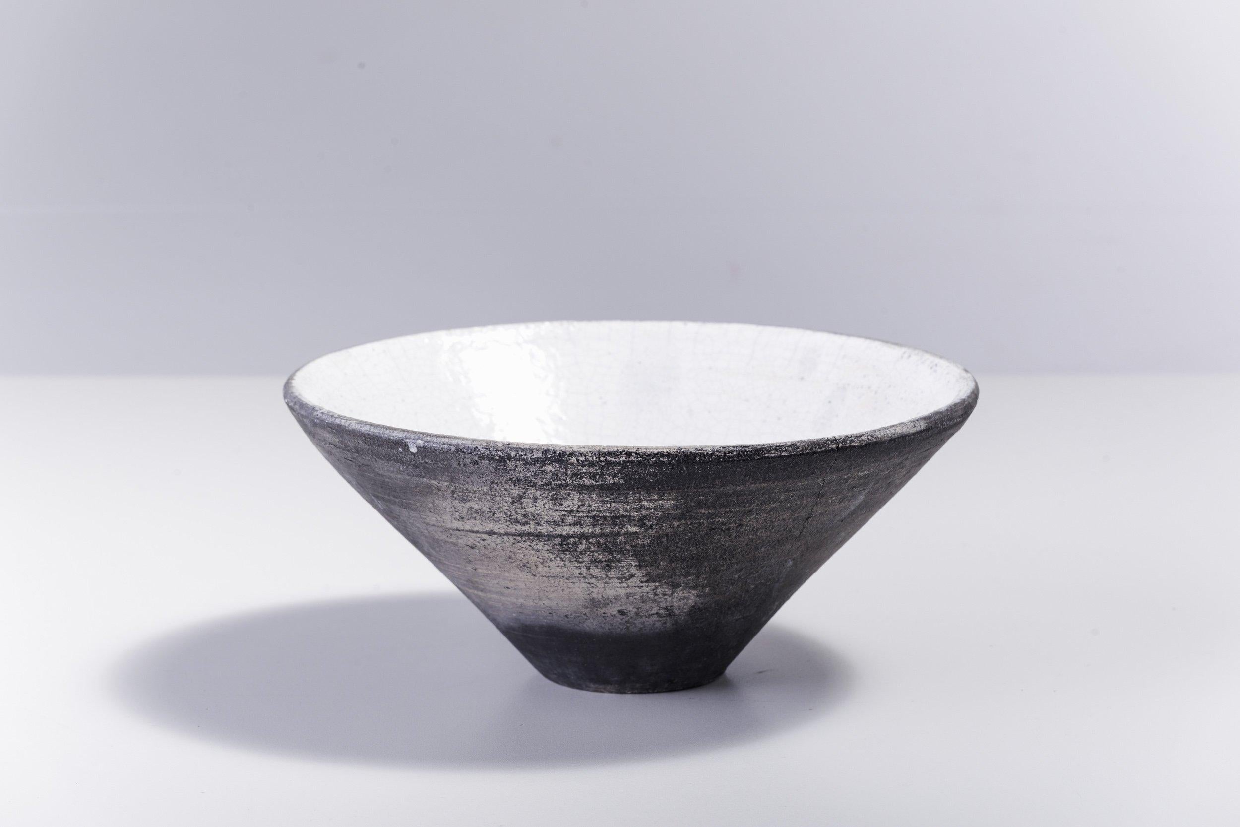 Große japanische LAAB Wu Raku-Keramik-Schale mit Craquelé-Schirm in Schwarz-Weiß (Italienisch) im Angebot