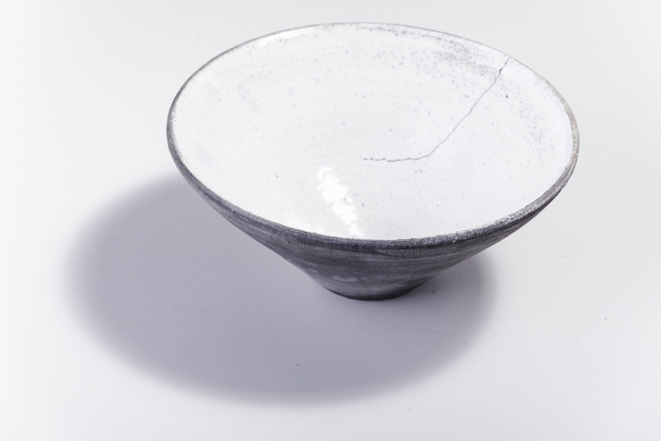 Große japanische LAAB Wu Raku-Keramik-Schale mit Craquelé-Schirm in Schwarz-Weiß (Handgefertigt) im Angebot