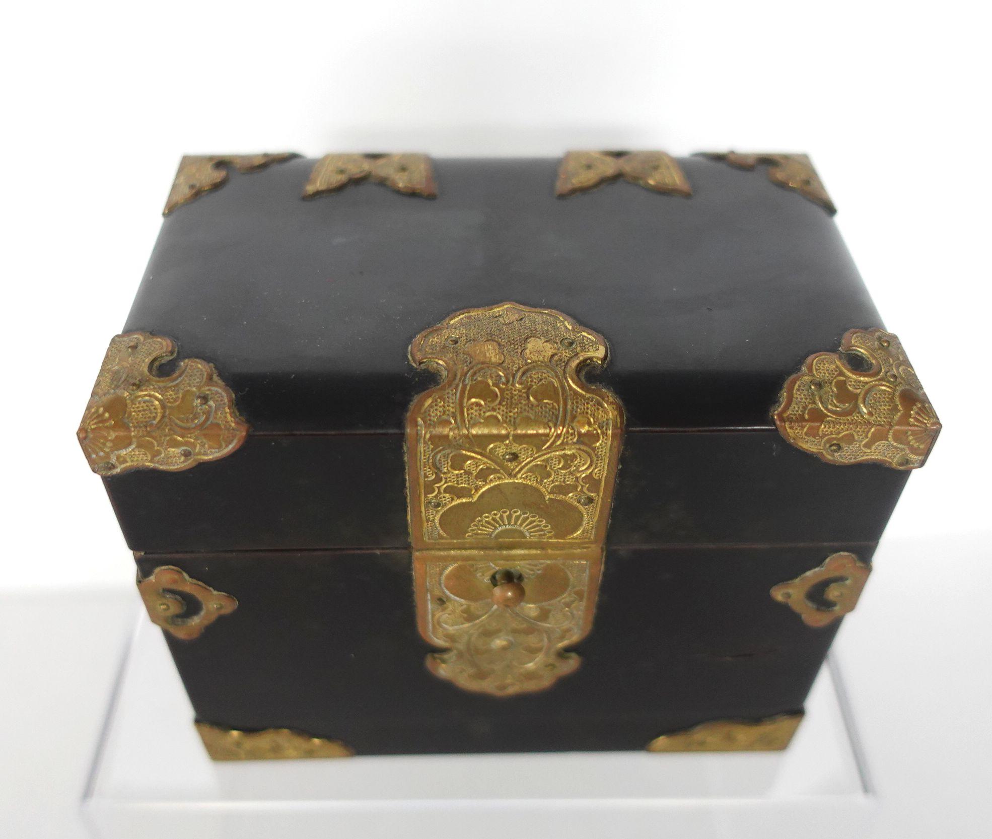 vintage black lacquer jewelry box